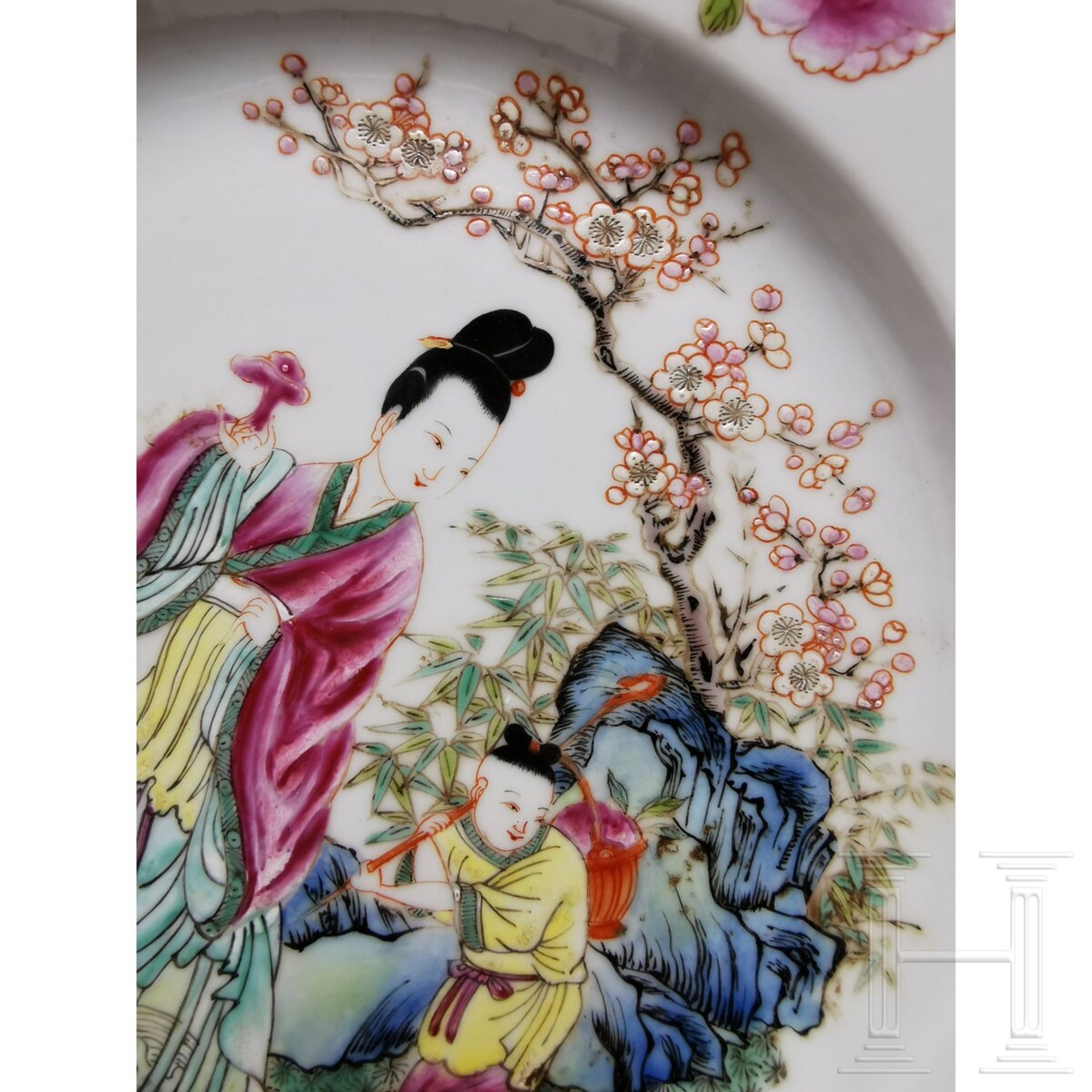 Famille-rose-Teller mit der Göttin Magu, China, wohl Yongzheng-Periode (Anfang 18. Jhdt.) - Bild 11 aus 15