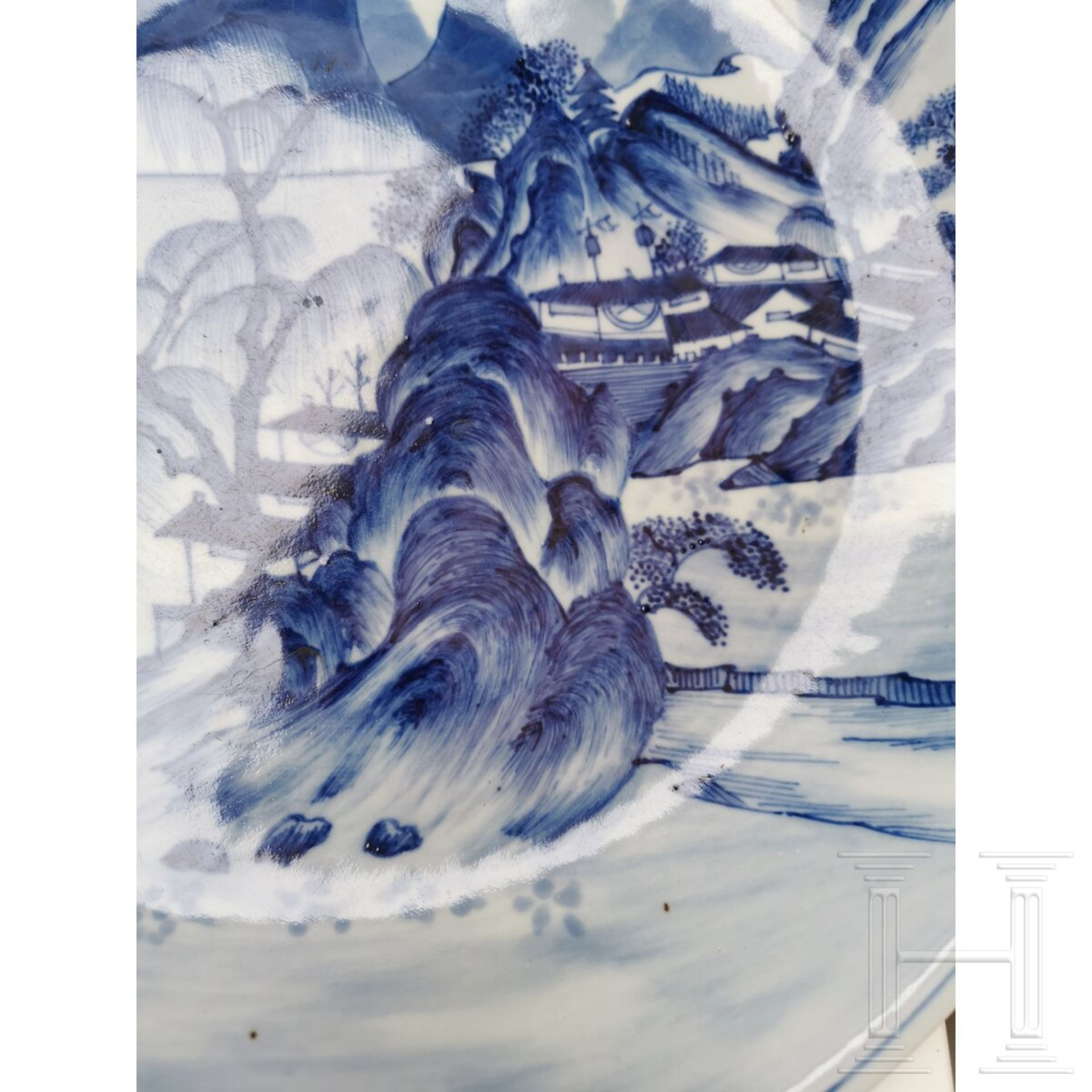 Große blaue-weiße Schale mit Seen- und Berglandschaft, China, wohl 19./20. Jhdt. - Image 15 of 19