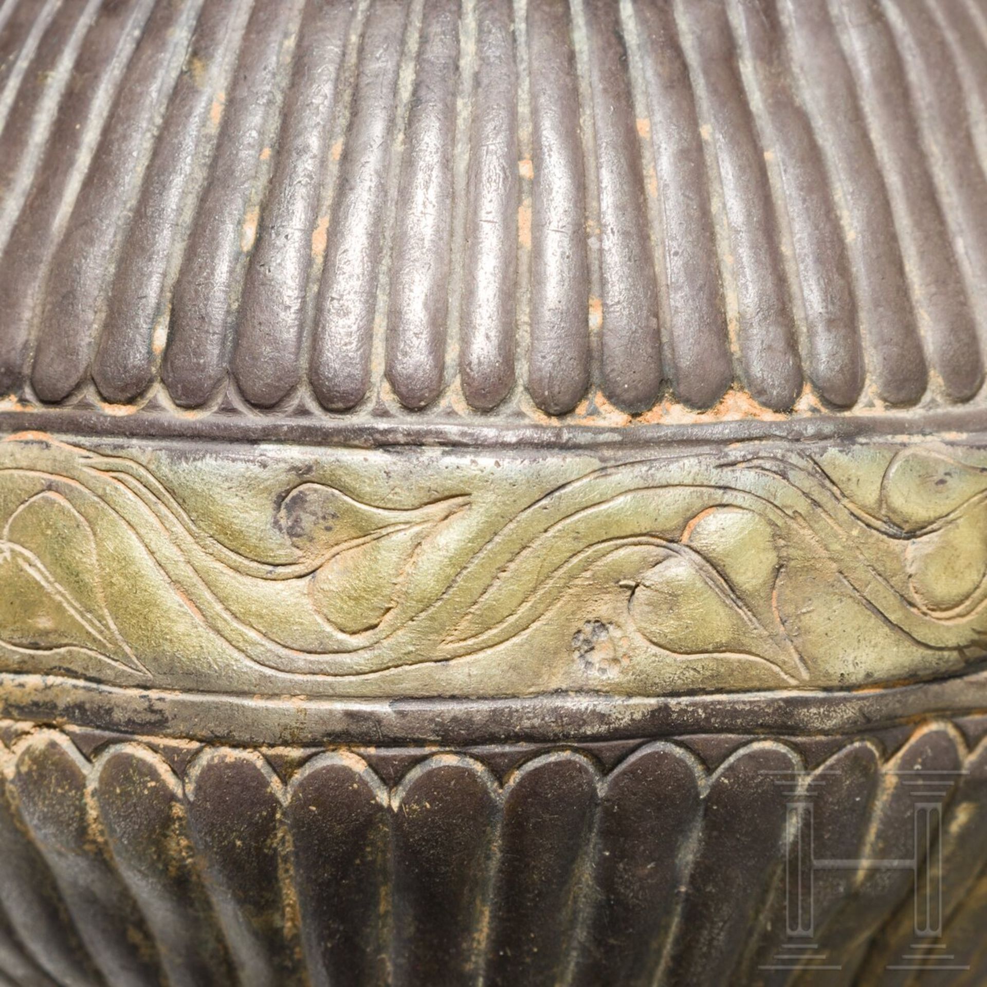 Silbergefäß mit getriebenem und geritztem Dekor, griechisch, 4. Jhdt. v. Chr. - Bild 3 aus 5