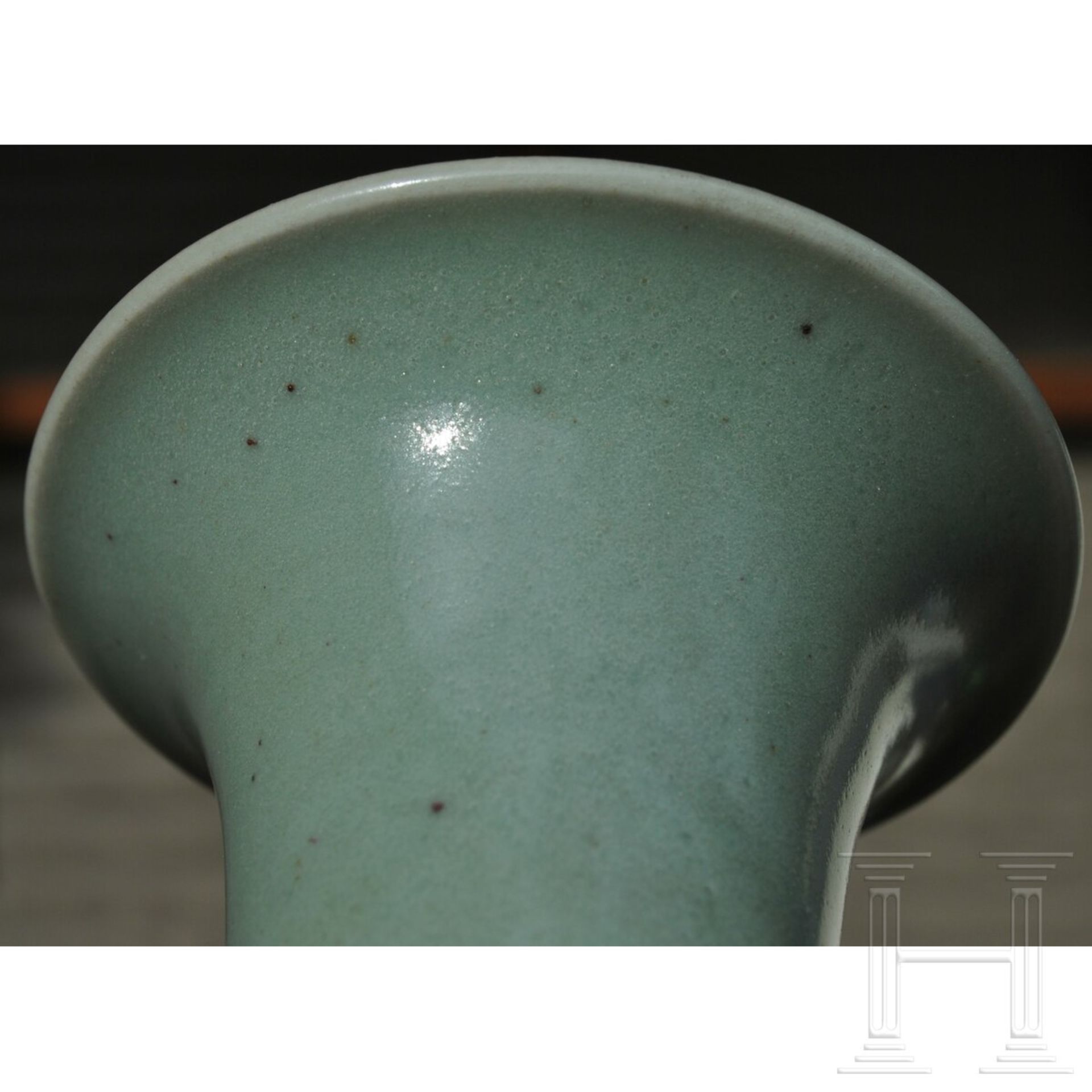 Longquan-Seladon-Yuhuchun-Vase, wohl Ming-Dynastie (1368 - 1644) - Bild 13 aus 18