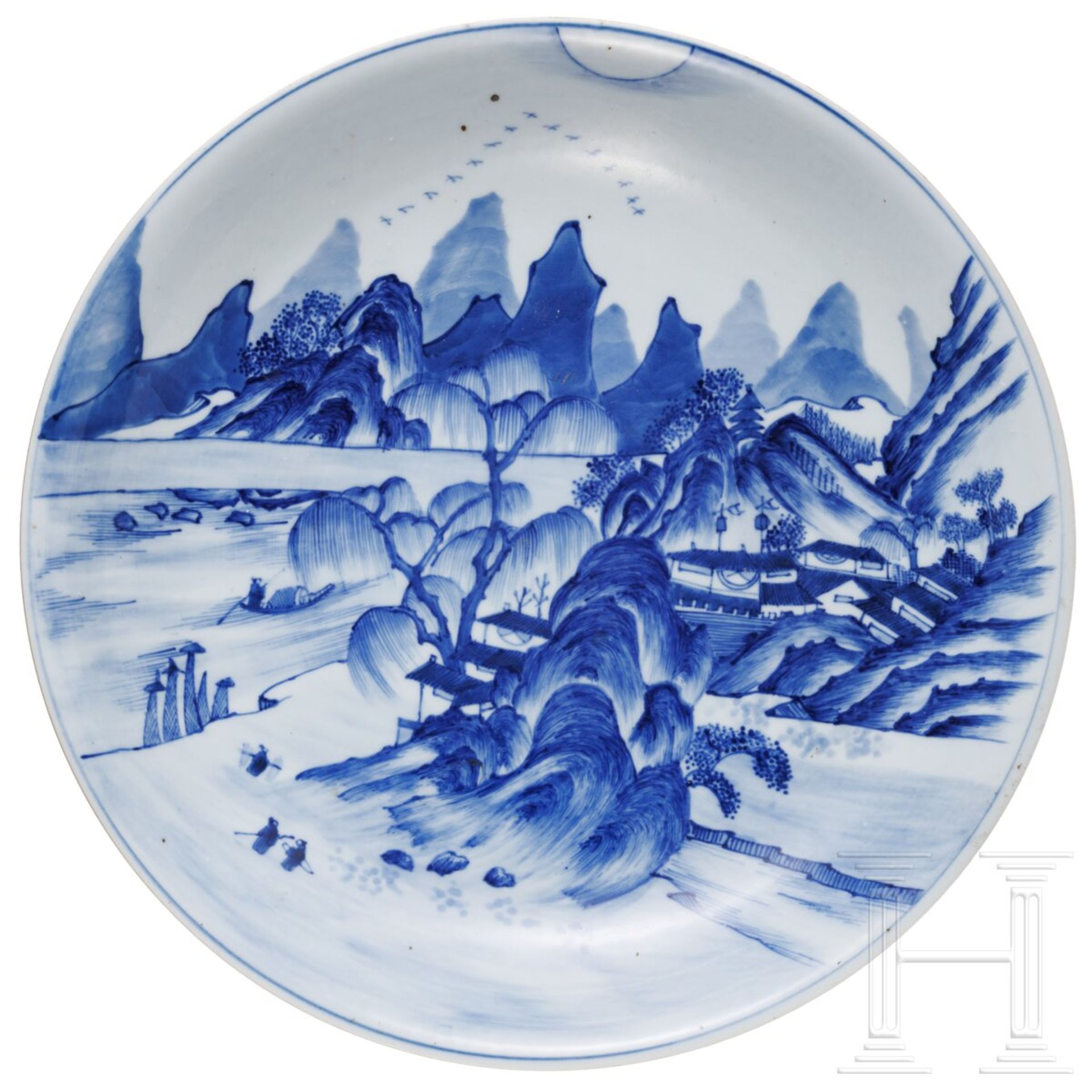 Große blaue-weiße Schale mit Seen- und Berglandschaft, China, wohl 19./20. Jhdt.