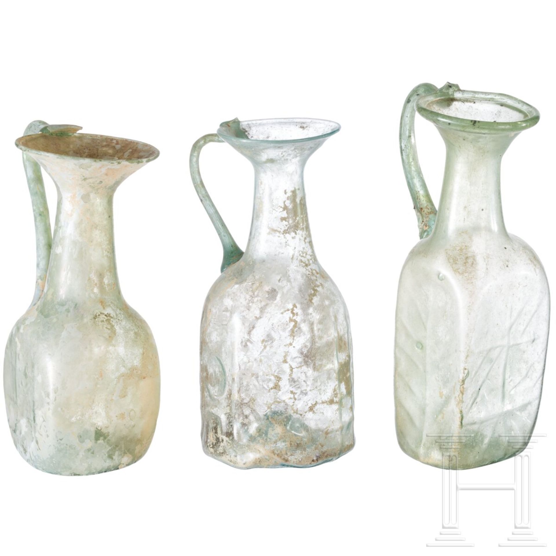 Drei Henkelflaschen, römisch, 3./4. Jhdt. n. Chr. 
