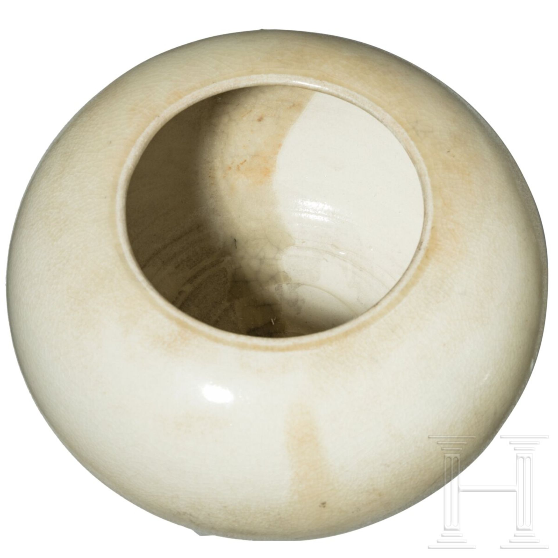 Weiß glasierte Schale, China, wohl aus der Sui-/Tang-Dynastie (613 - 628)  - Bild 4 aus 17