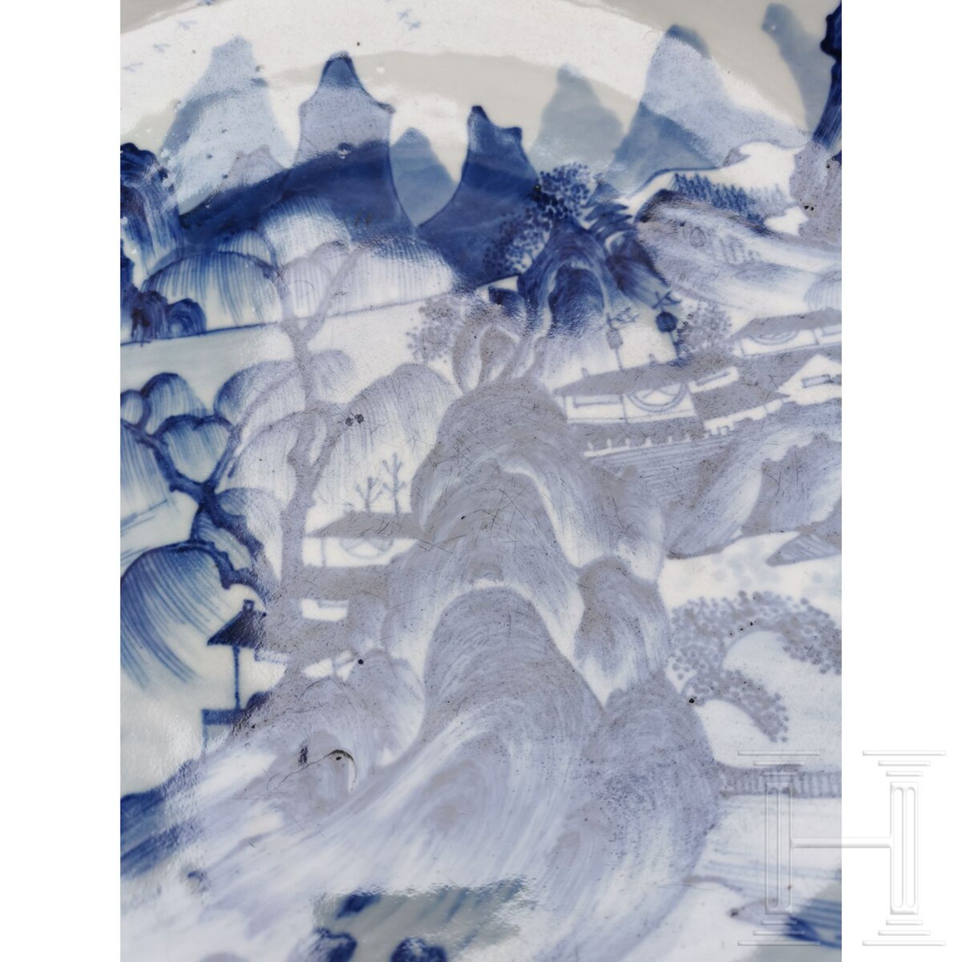 Große blaue-weiße Schale mit Seen- und Berglandschaft, China, wohl 19./20. Jhdt. - Bild 6 aus 19