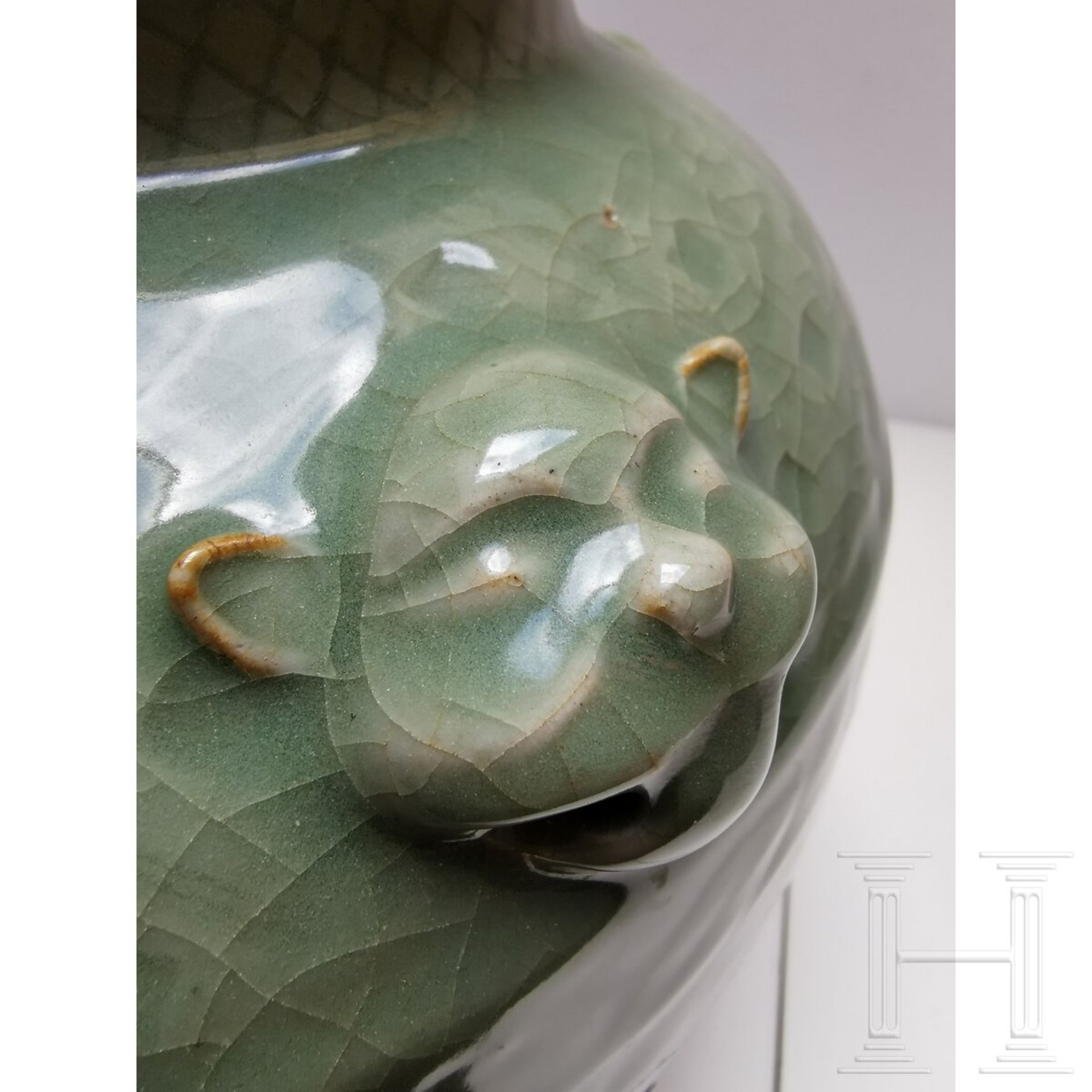 Lonquan-Seladon-Vase mit Grotesken, China, wohl Yuan-Dynastie - Bild 10 aus 24