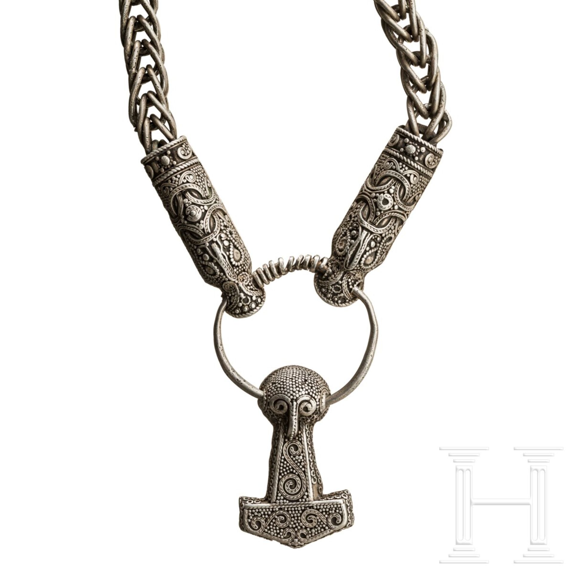 Silberkette mit Tierkopfenden und Thorshammer im Mammenstil, 10. Jhdt.  - Bild 2 aus 6
