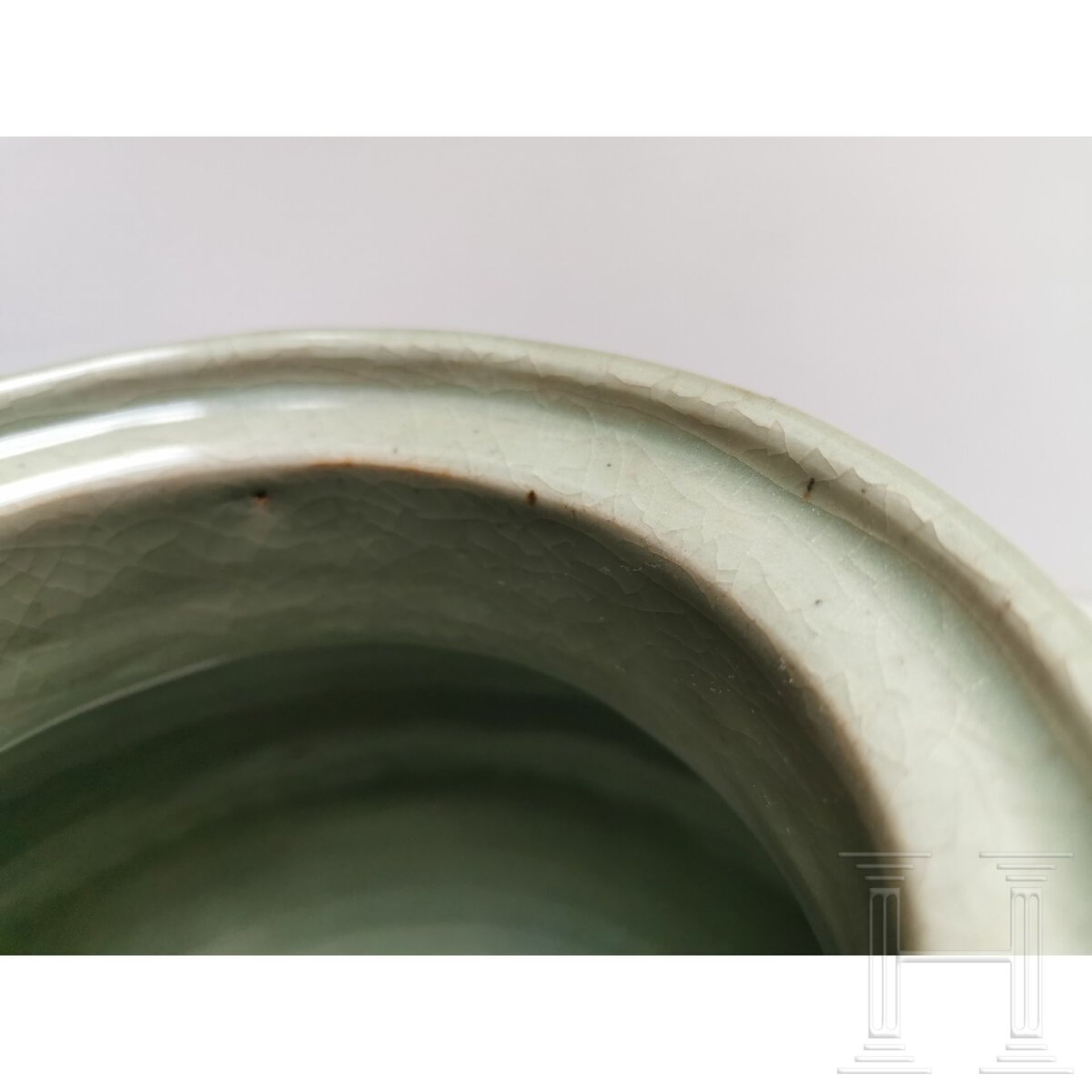 Lonquan-Seladon-Vase mit Grotesken, China, wohl Yuan-Dynastie - Bild 11 aus 24