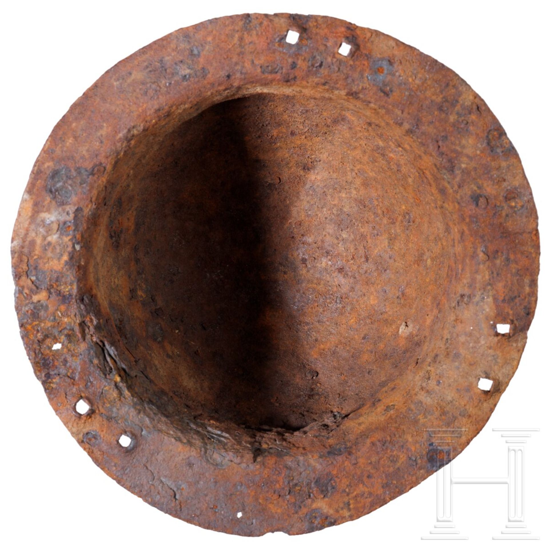 Spätrömischer, zweischaliger Kammhelm aus Eisen, 4. Jhdt. n. Chr., dazu ein zeitgleicher Schildbucke - Image 9 of 12