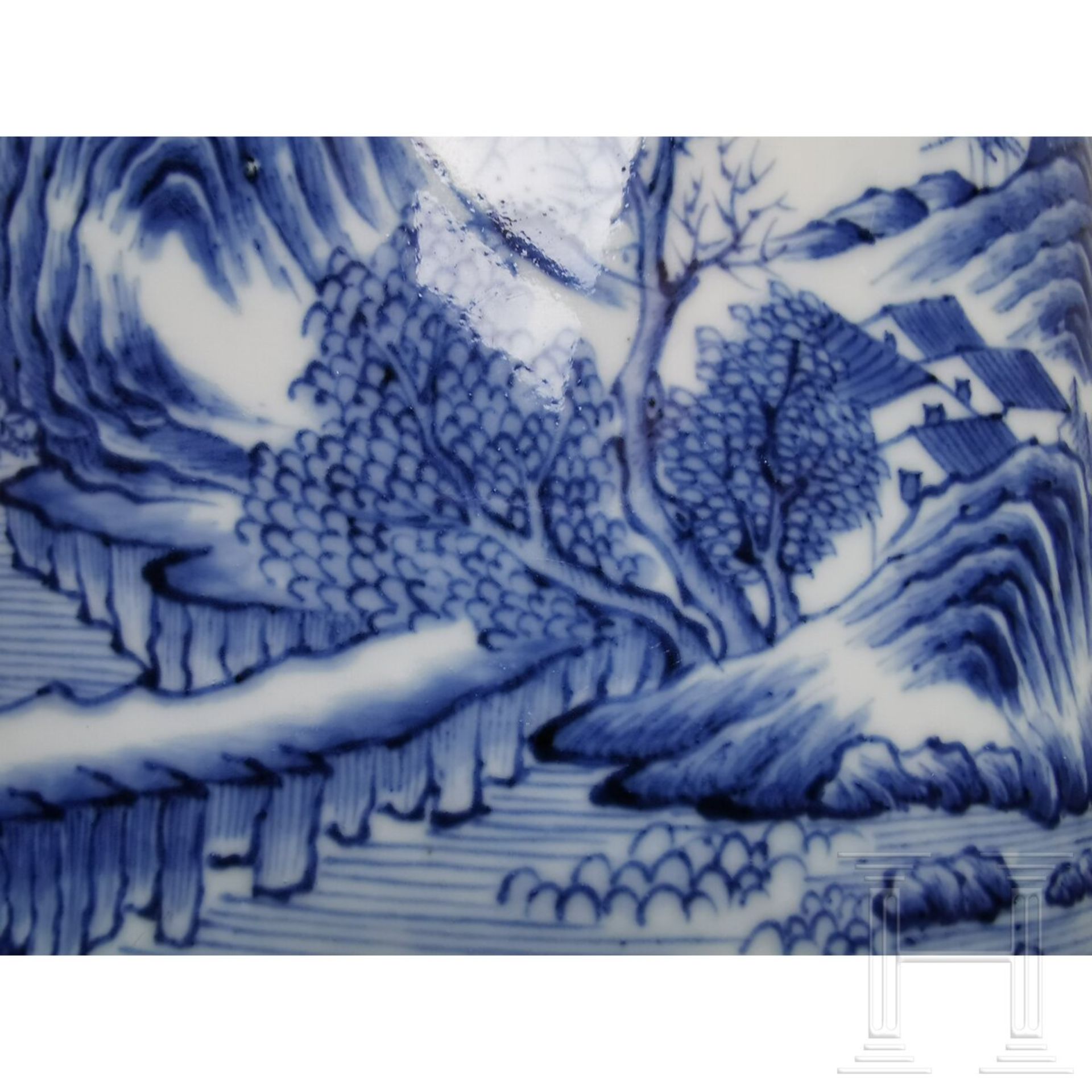 Großer blau-weißer Pinseltopf mit Berglandschaft, China, 19./20. Jhdt. - Bild 9 aus 16