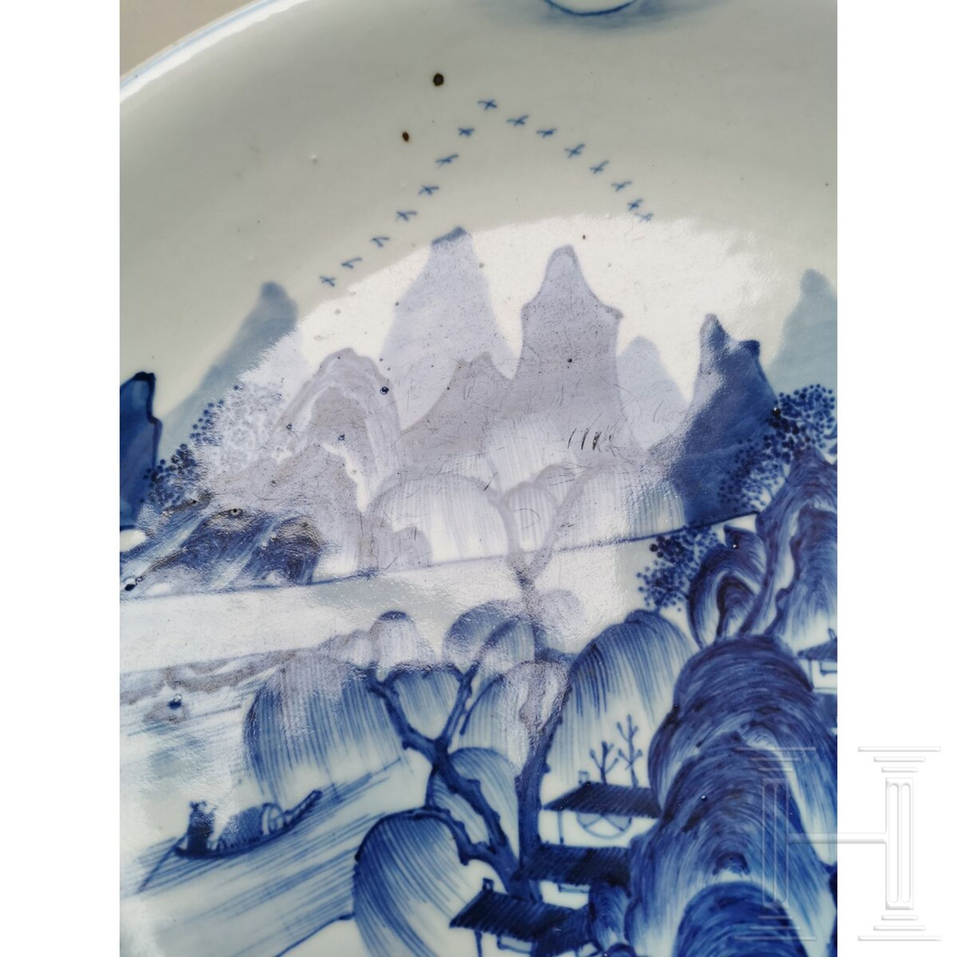 Große blaue-weiße Schale mit Seen- und Berglandschaft, China, wohl 19./20. Jhdt. - Bild 8 aus 19