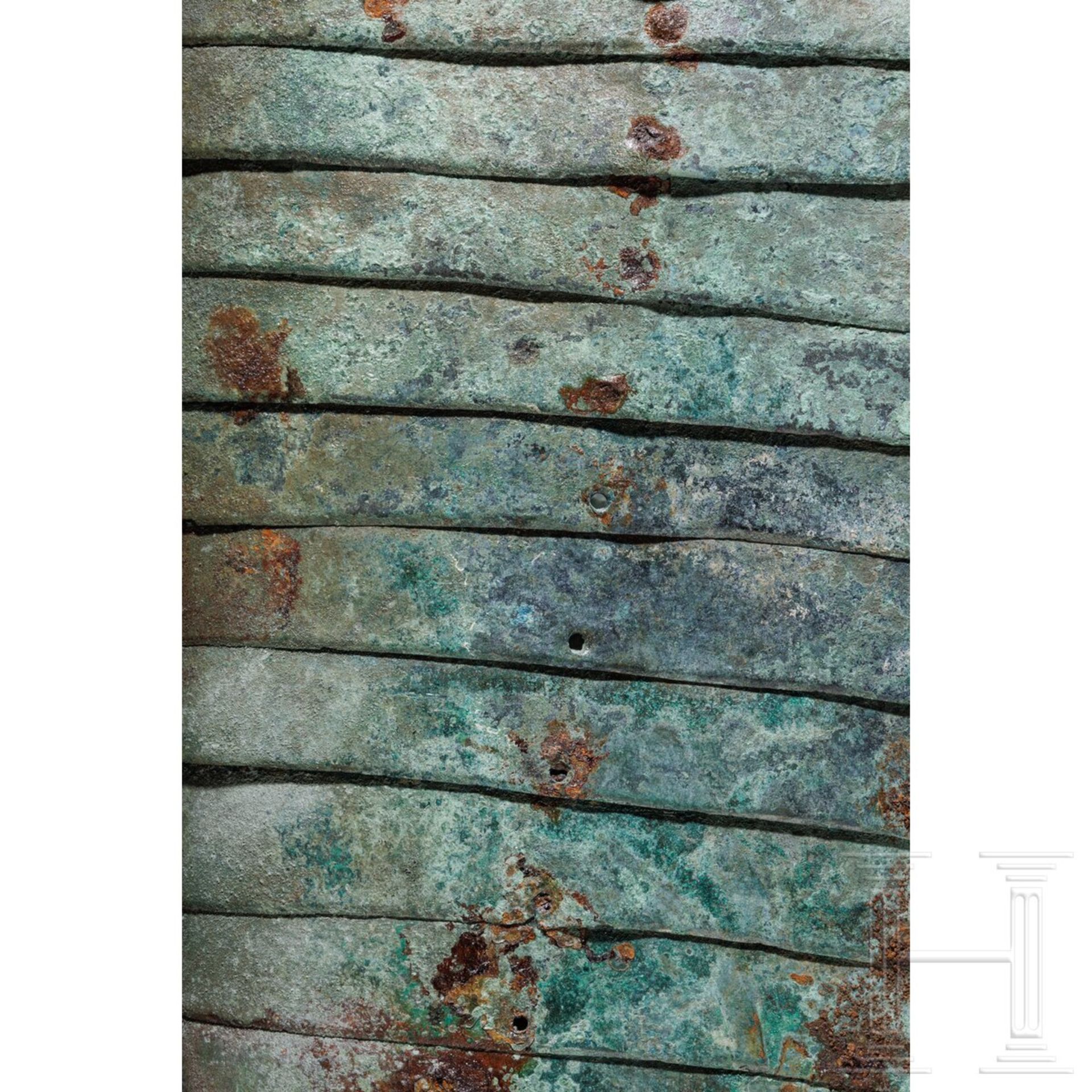 Römische Lamellen-Beinschienen eines Panzerreiters (catafractarius), 3. Jhdt. - Bild 5 aus 9