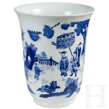 Blau-weiße Vase mit figürlicher Szene, China, Ende 19./20. Jhdt.