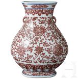 Vase mit kupferfarbener Unterglasur der Qianlong-Periode (1735 - 1799) und blauer Unterglasur-Siegel