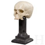 Hölzerner Memento-Mori-Schädel mit alter Farbfassung, deutsch, 17./18. Jhdt.