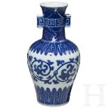 Blau-weiße Vase mit Qianglong-Marke, China, wahrscheinlich später, 19. Jhdt.