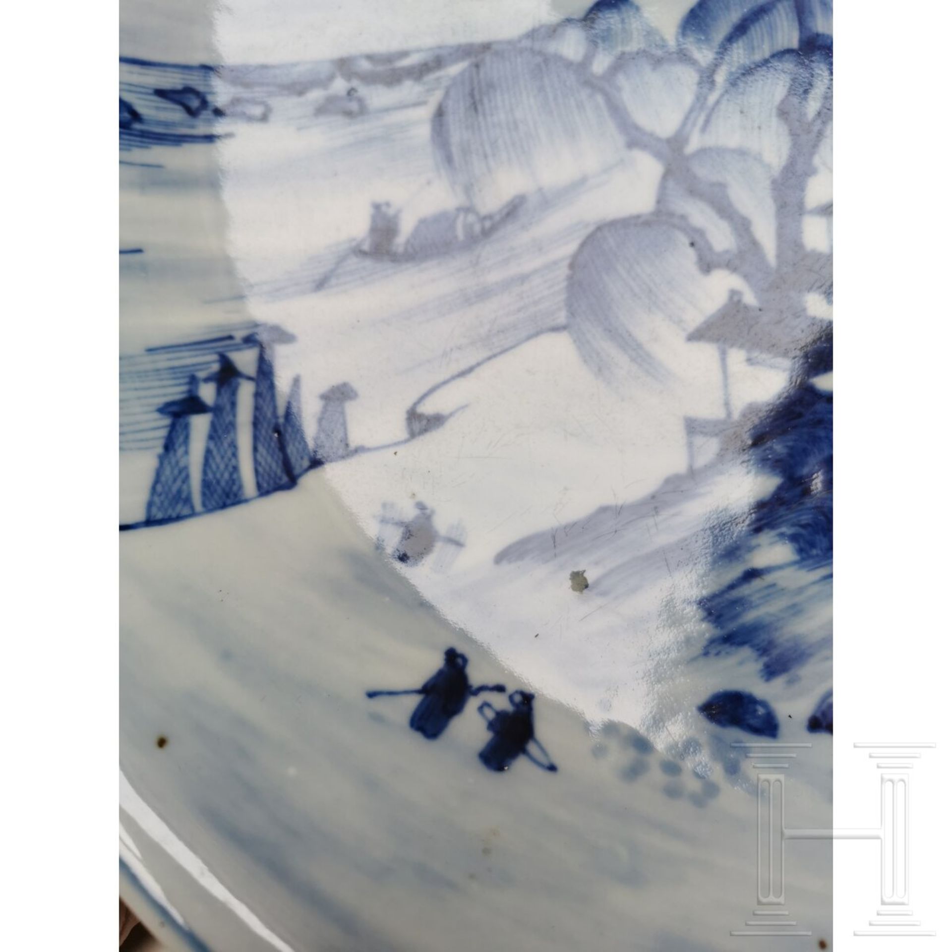 Große blaue-weiße Schale mit Seen- und Berglandschaft, China, wohl 19./20. Jhdt. - Bild 9 aus 19