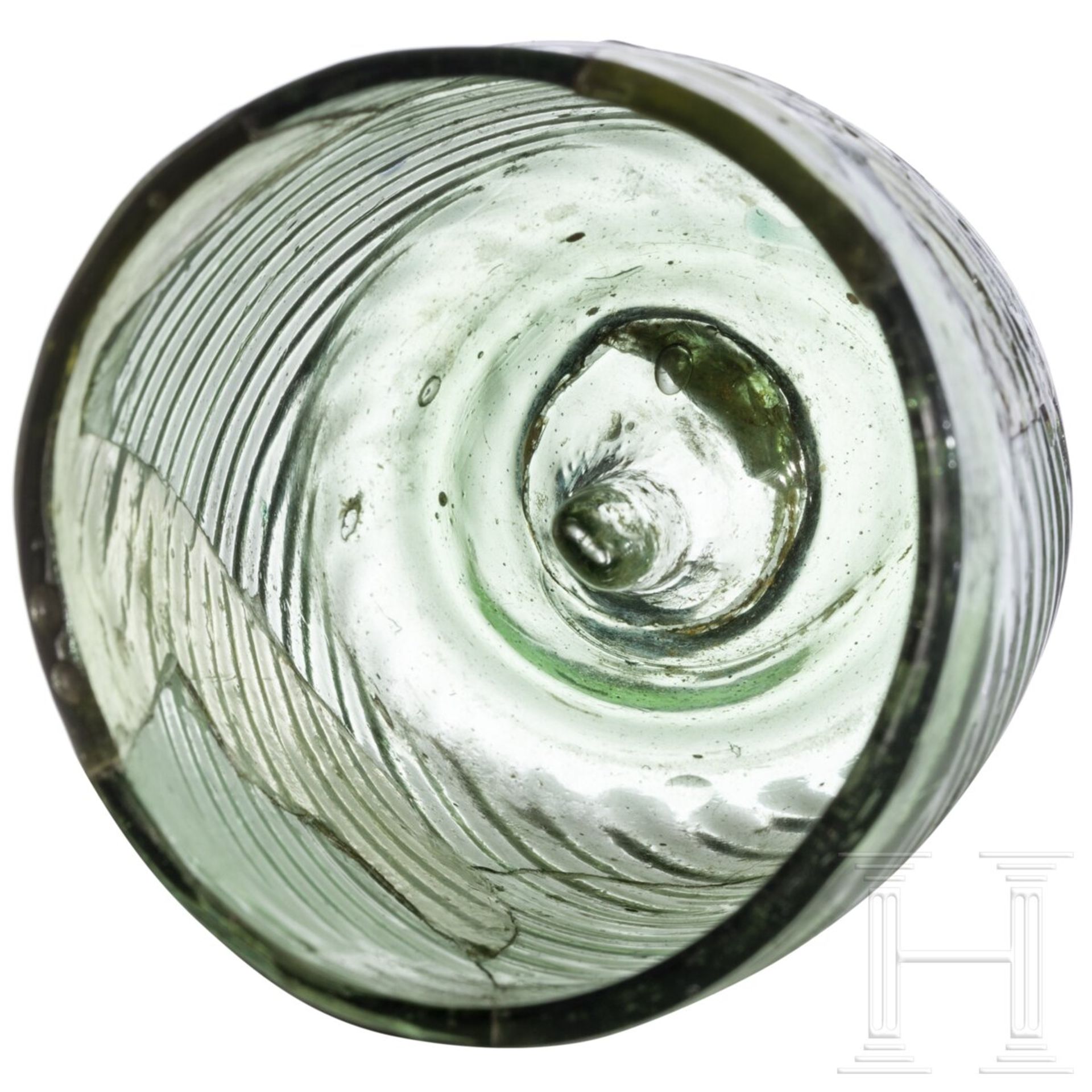 Glasbecher mit geripptem Dekor, deutsch, um 1500 - Bild 3 aus 5