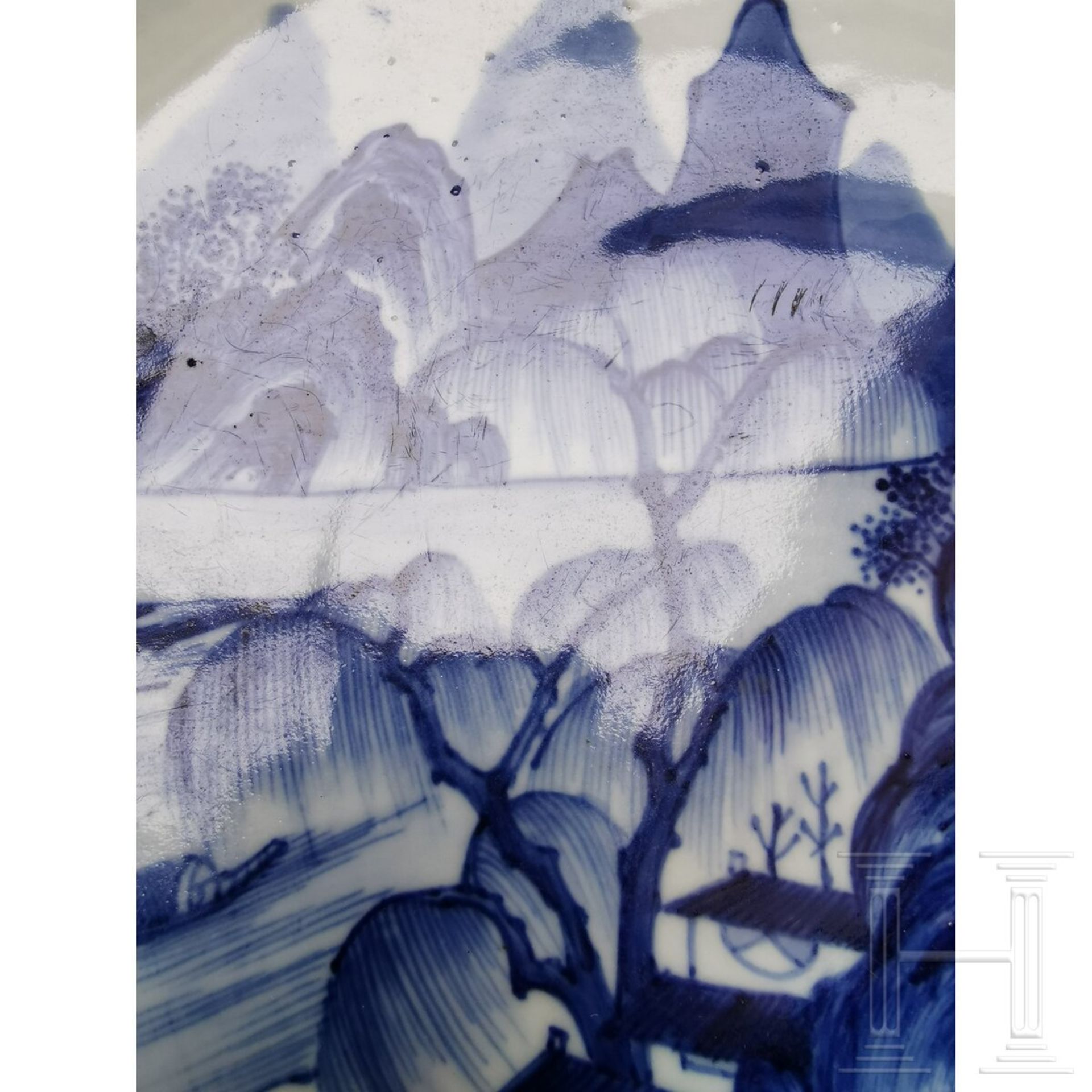 Große blaue-weiße Schale mit Seen- und Berglandschaft, China, wohl 19./20. Jhdt. - Image 19 of 19