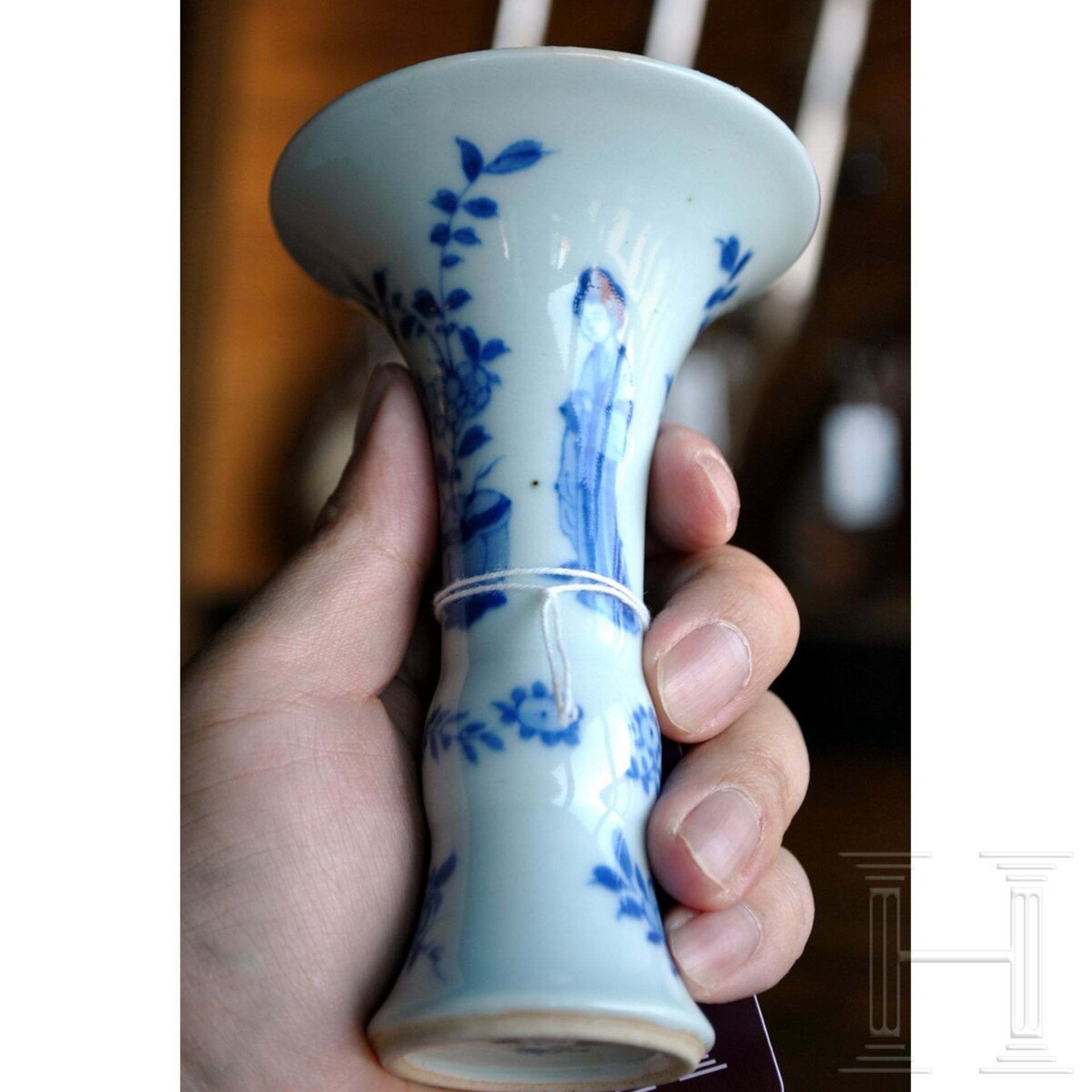 Kleine blau-weiße Gu-Vase und Deckelgefäß, wohl Kangxi-Periode - Image 9 of 20
