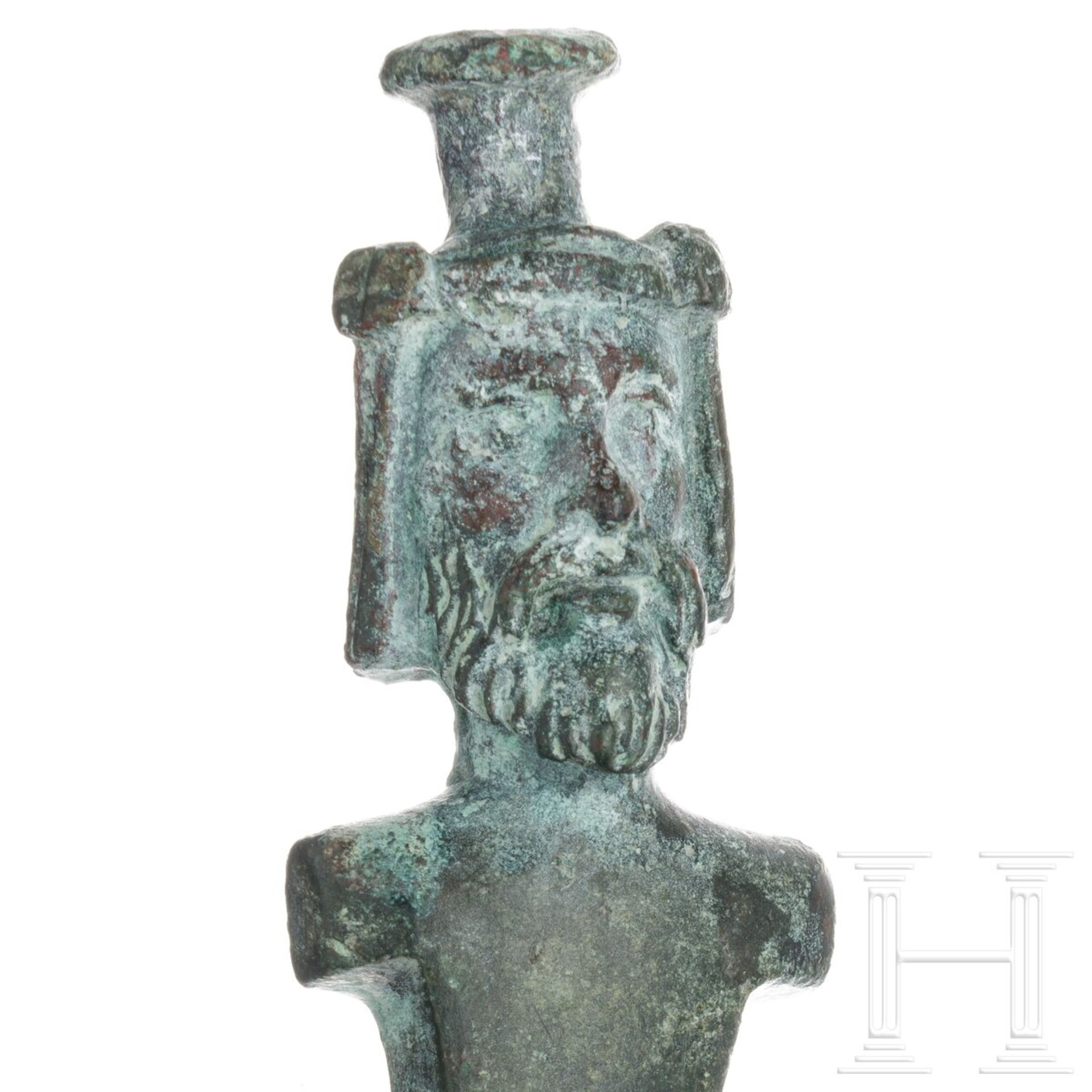 Bronzene Miniaturherme mit Serapiskopf, römisch, 2. - 3. Jhdt. - Image 3 of 3