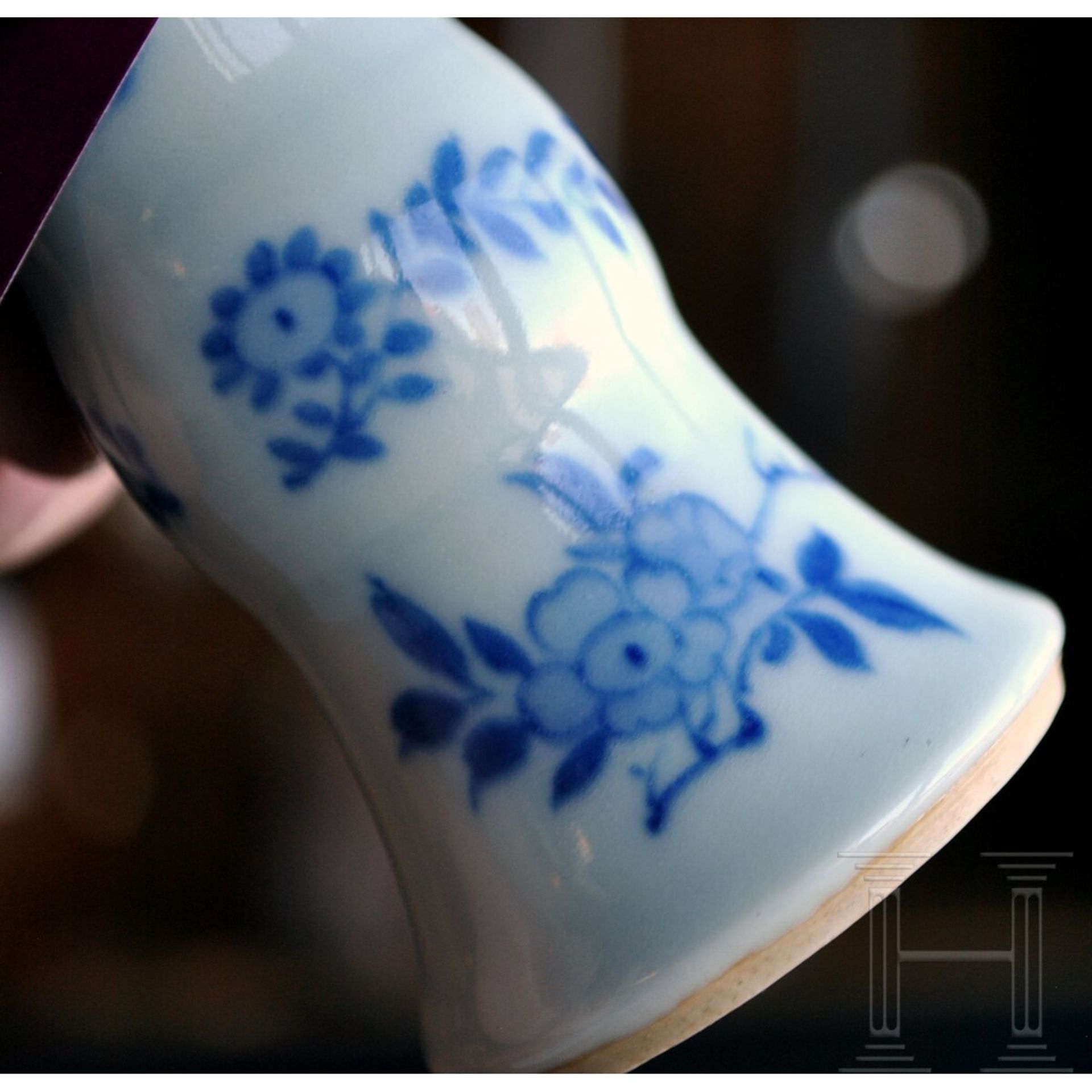 Kleine blau-weiße Gu-Vase und Deckelgefäß, wohl Kangxi-Periode - Image 12 of 20