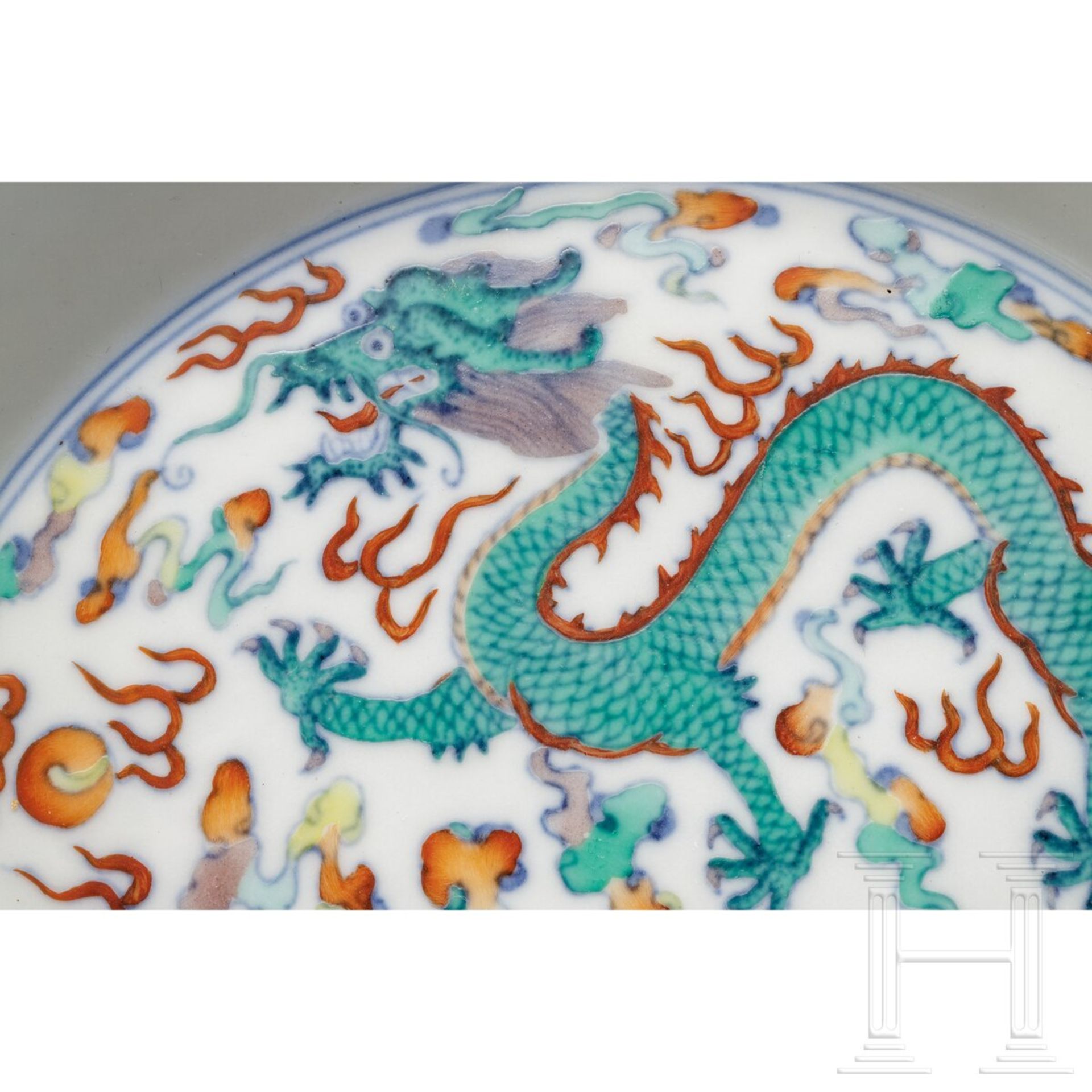 Doucai-Drachen und Phönix-Teller mit Qianlong-Marke, wohl aus späterer Zeit - Image 5 of 19