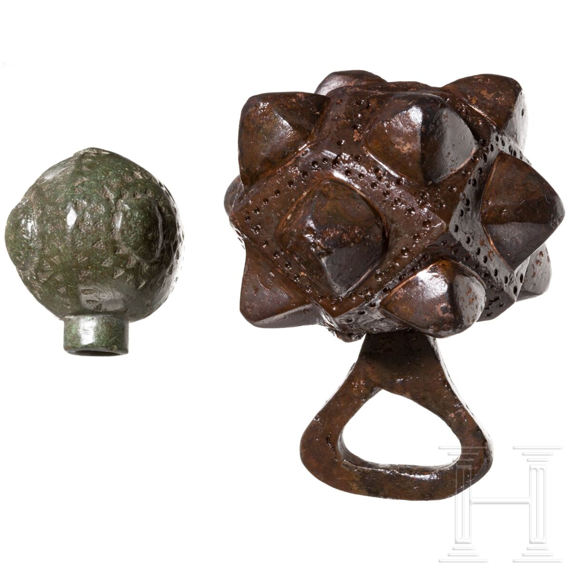 Zwei bronzene Anhänger von Peitschenkolben, Südosteuropa, 12. - 13. Jhdt. 
