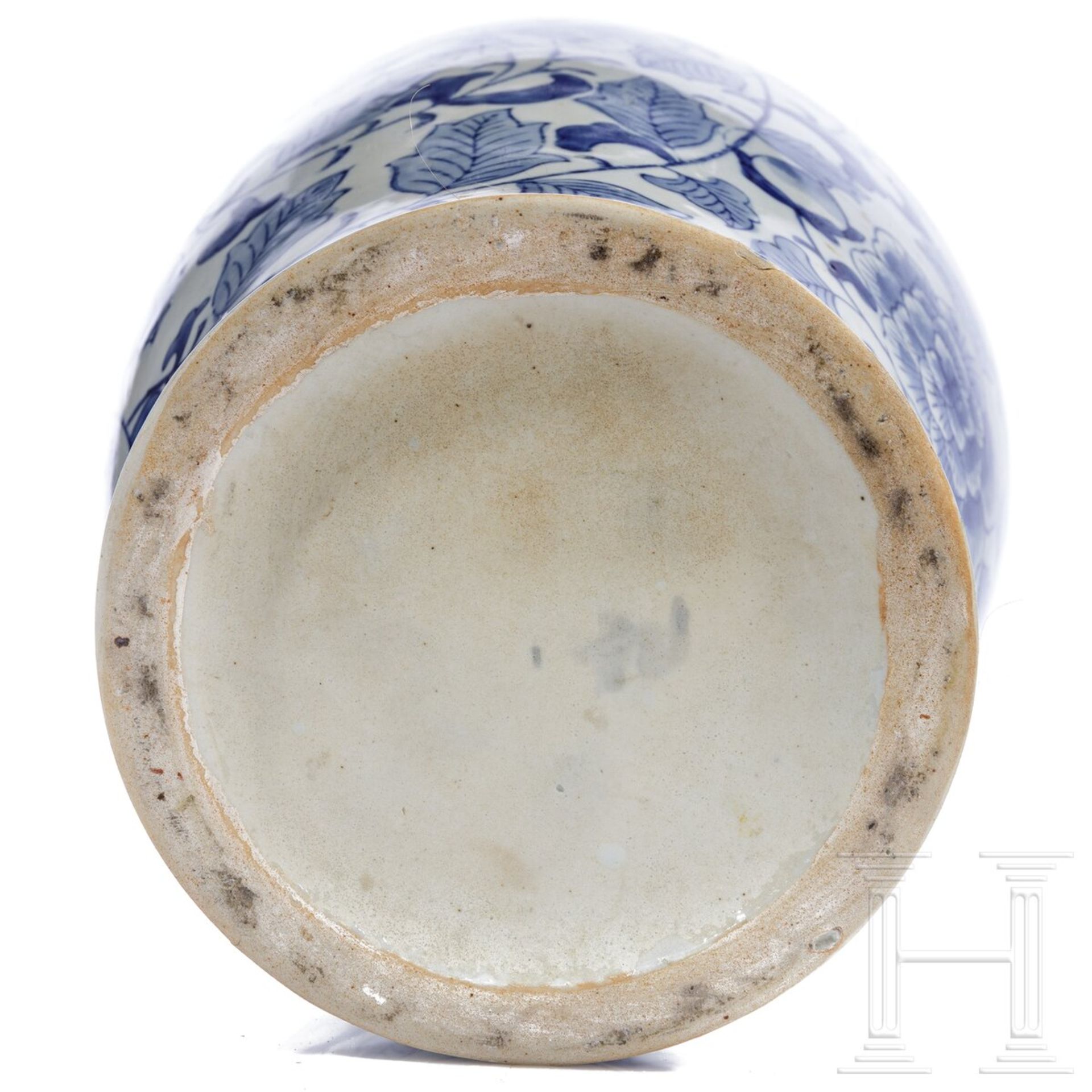 Bodenvase mit blau-weißer Unterglasurmalerei, China, 19. - 20. Jhdt. - Bild 3 aus 4