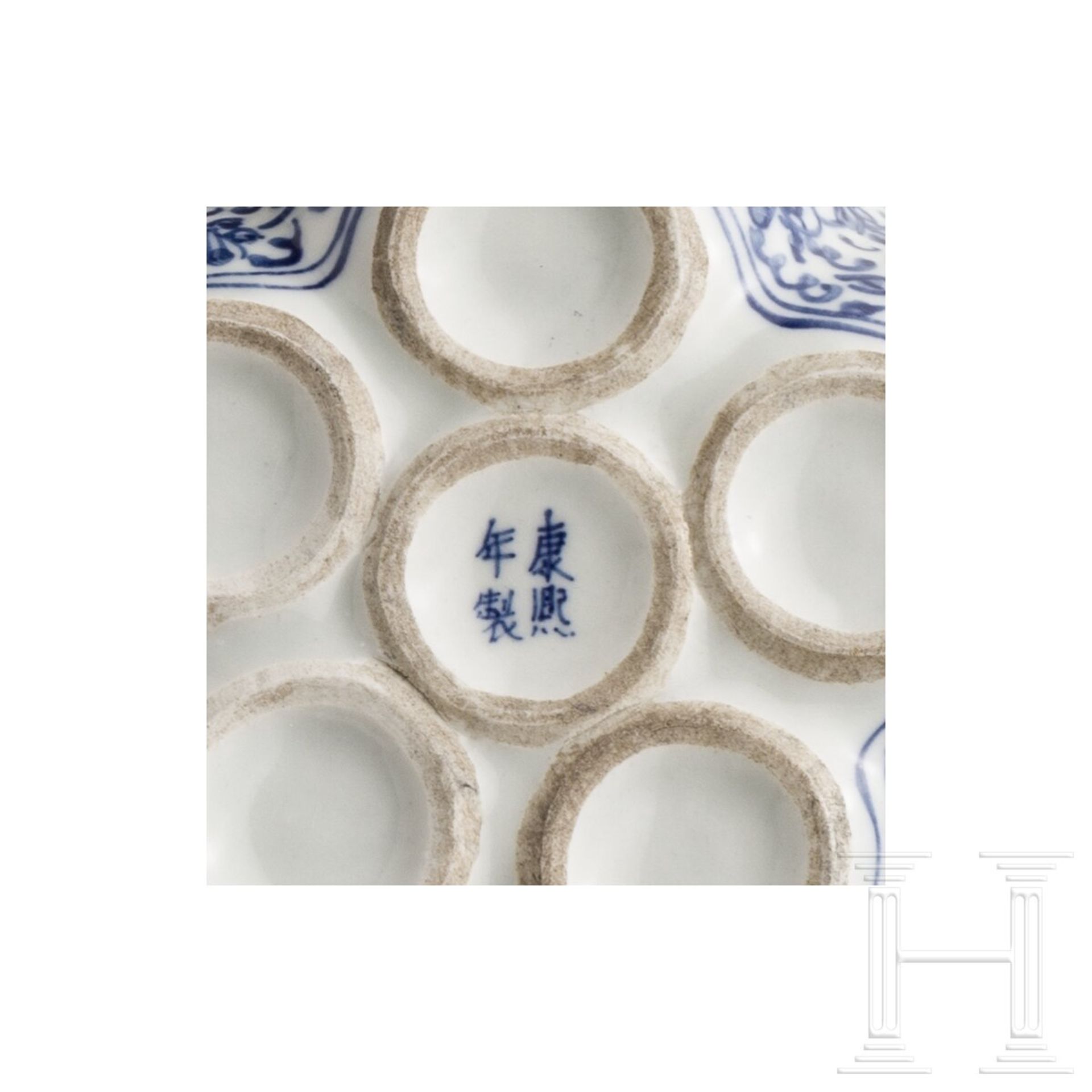 Ein Paar blau-weiße Tulpenvasen mit Drachendekor, China, 19. Jhdt. - Image 4 of 4