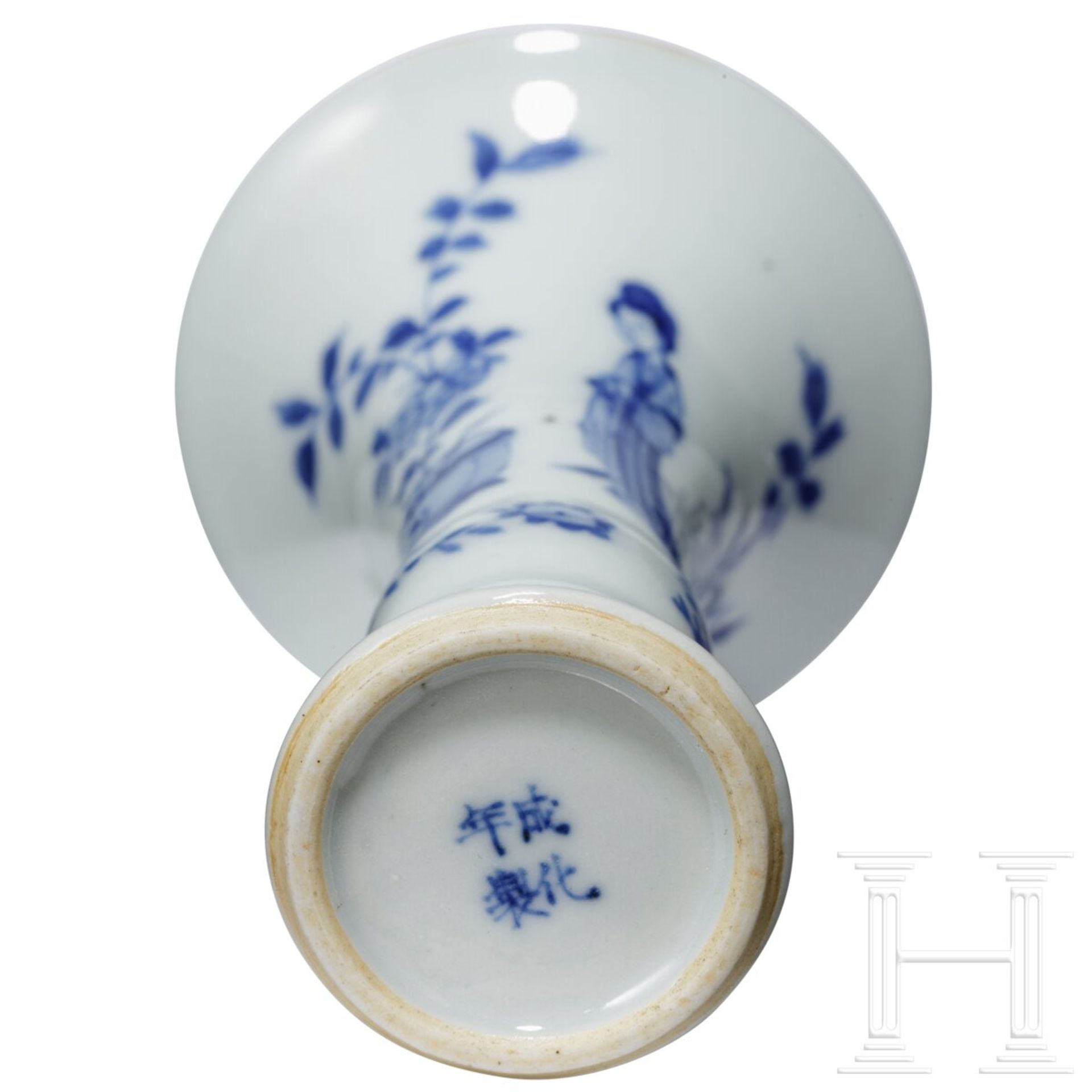 Kleine blau-weiße Gu-Vase und Deckelgefäß, wohl Kangxi-Periode - Image 4 of 20