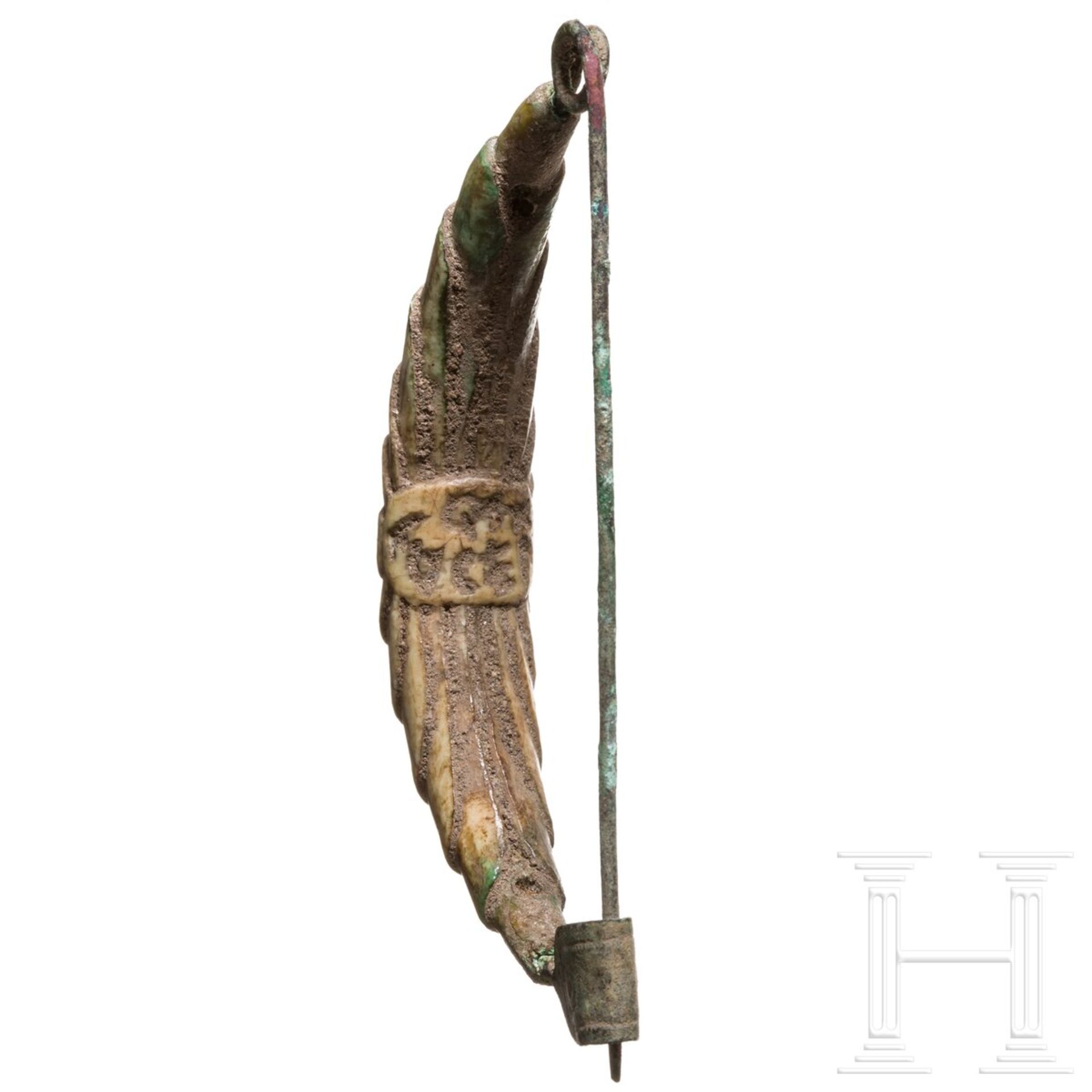 Bogenfibel mit Beinverkleidung und etruskischer Inschrift, 7. Jhdt. v. Chr. - Bild 3 aus 4