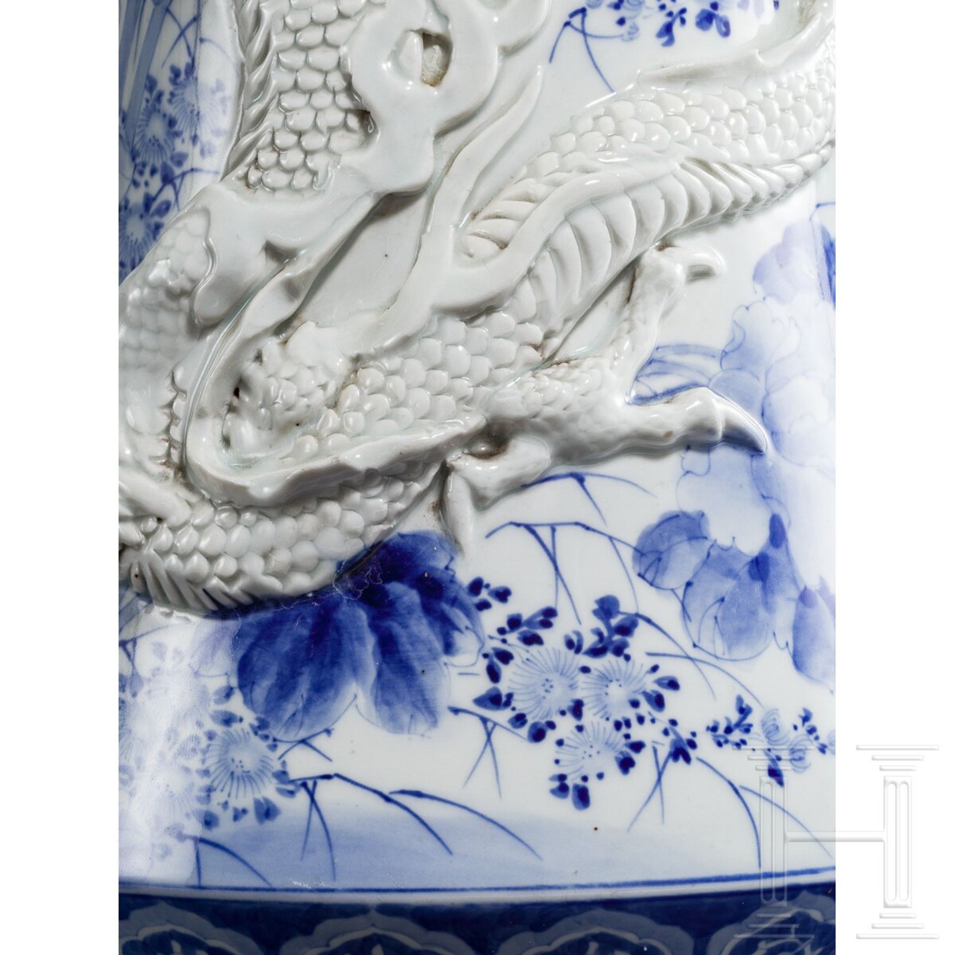Große Porzellanvase mit Drachen, China, 20. Jhdt. - Bild 4 aus 6