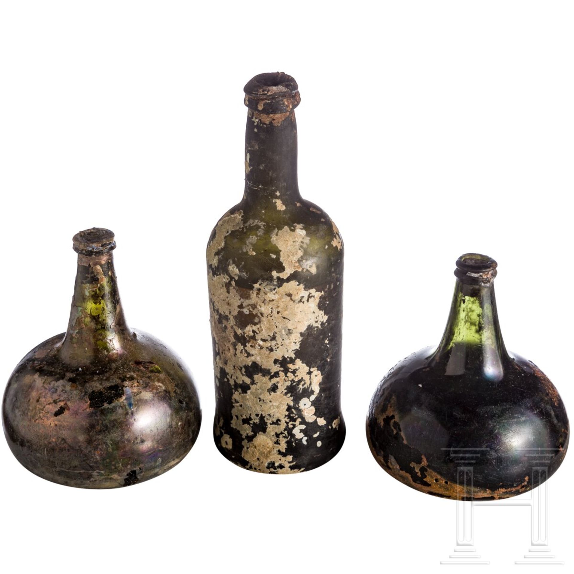 Drei Weinflaschen, Niederlande, um 1750 (zwei)/England, 19. Jhdt.  - Bild 2 aus 3