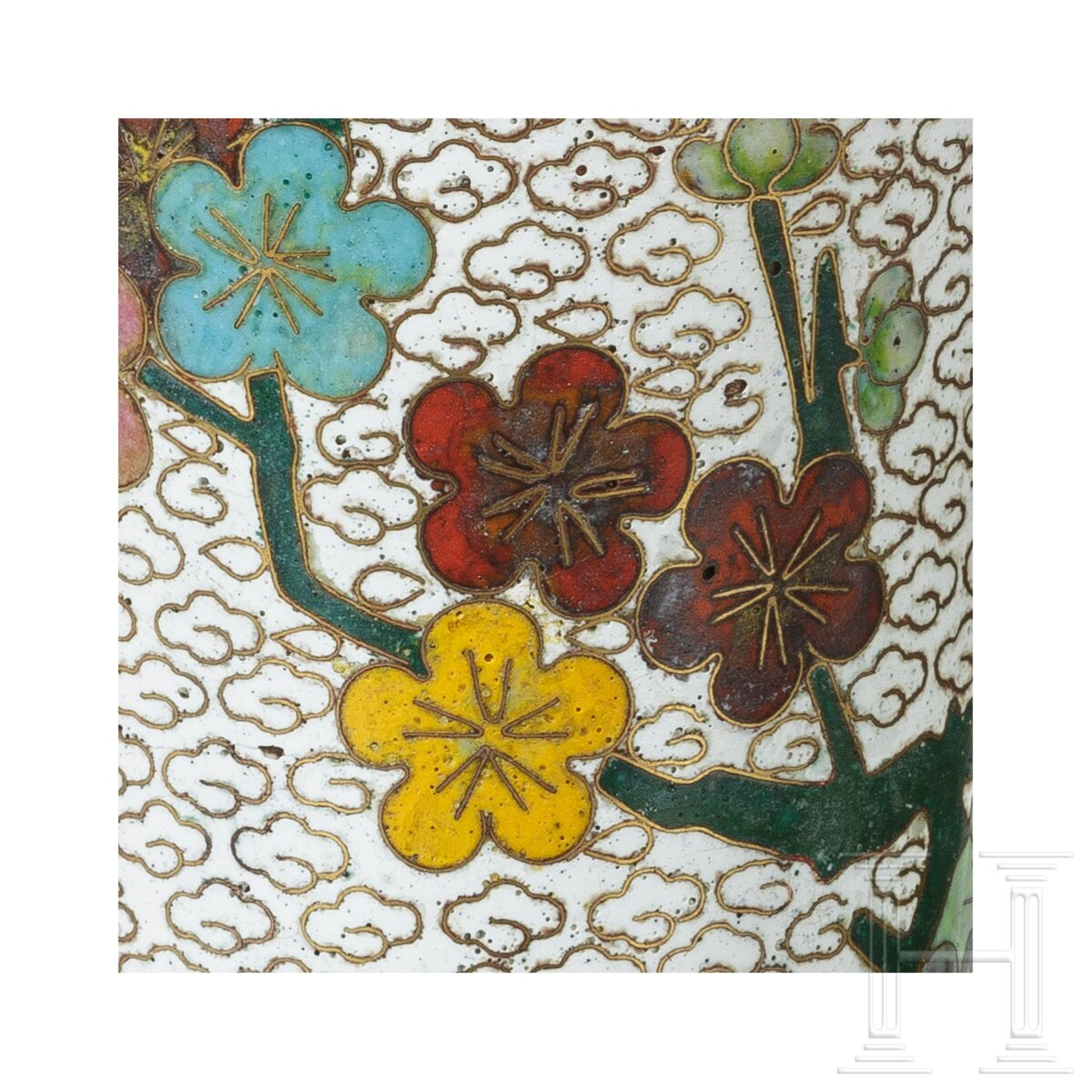 Konvolut von zwei Cloisonné-Bechern und einer Jadefigur, Japan/China, 20. Jhdt. - Image 4 of 4