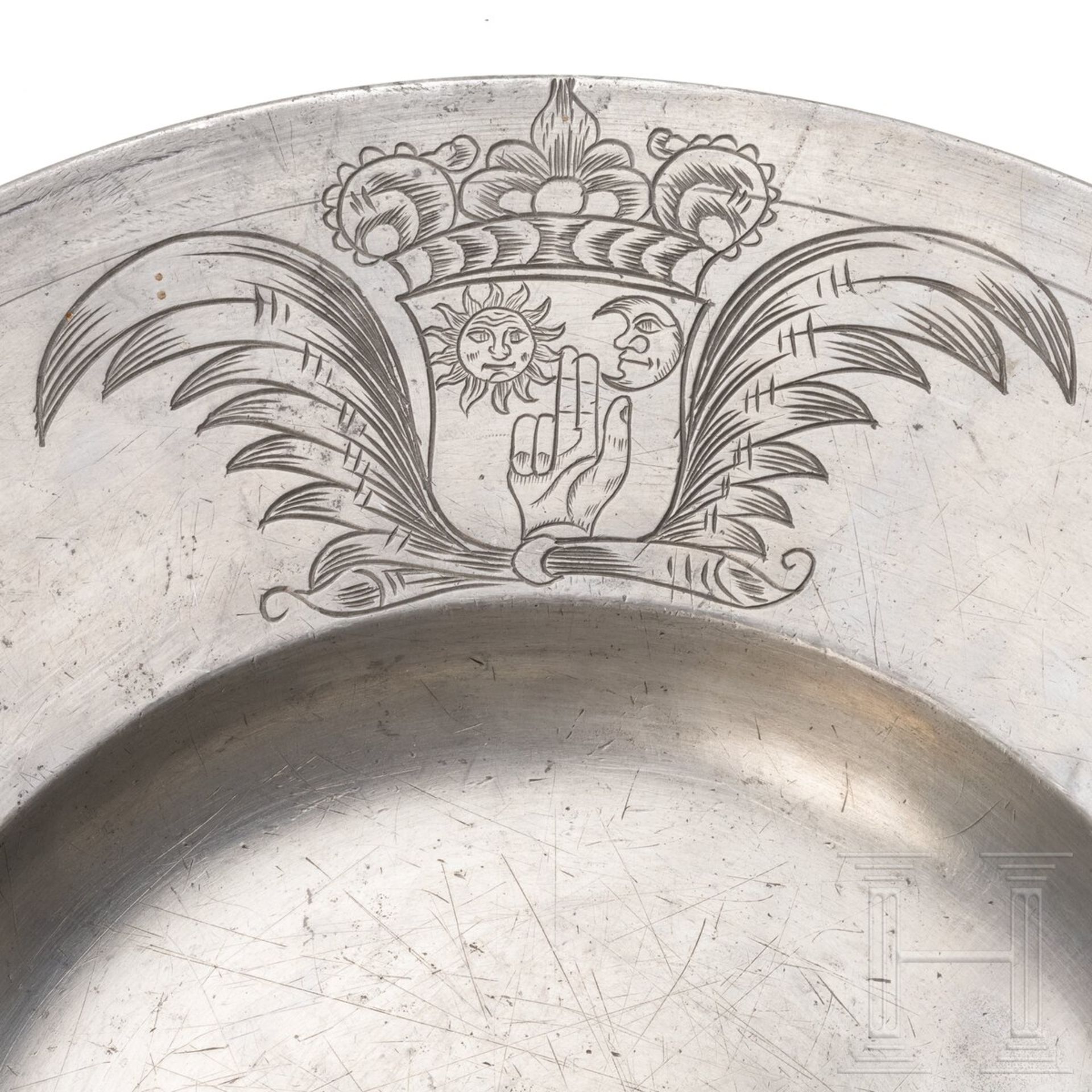 Großer Breitrandteller aus Zinn mit Wappengravur, Tirol, um 1700 - Image 2 of 4