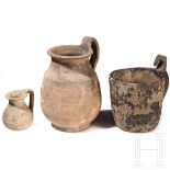 Becher mit Widderkopf auf Henkel, etruskisch, 7. Jhdt. v. Chr., und zwei Kannen, römisch, 2. - 3. Jh