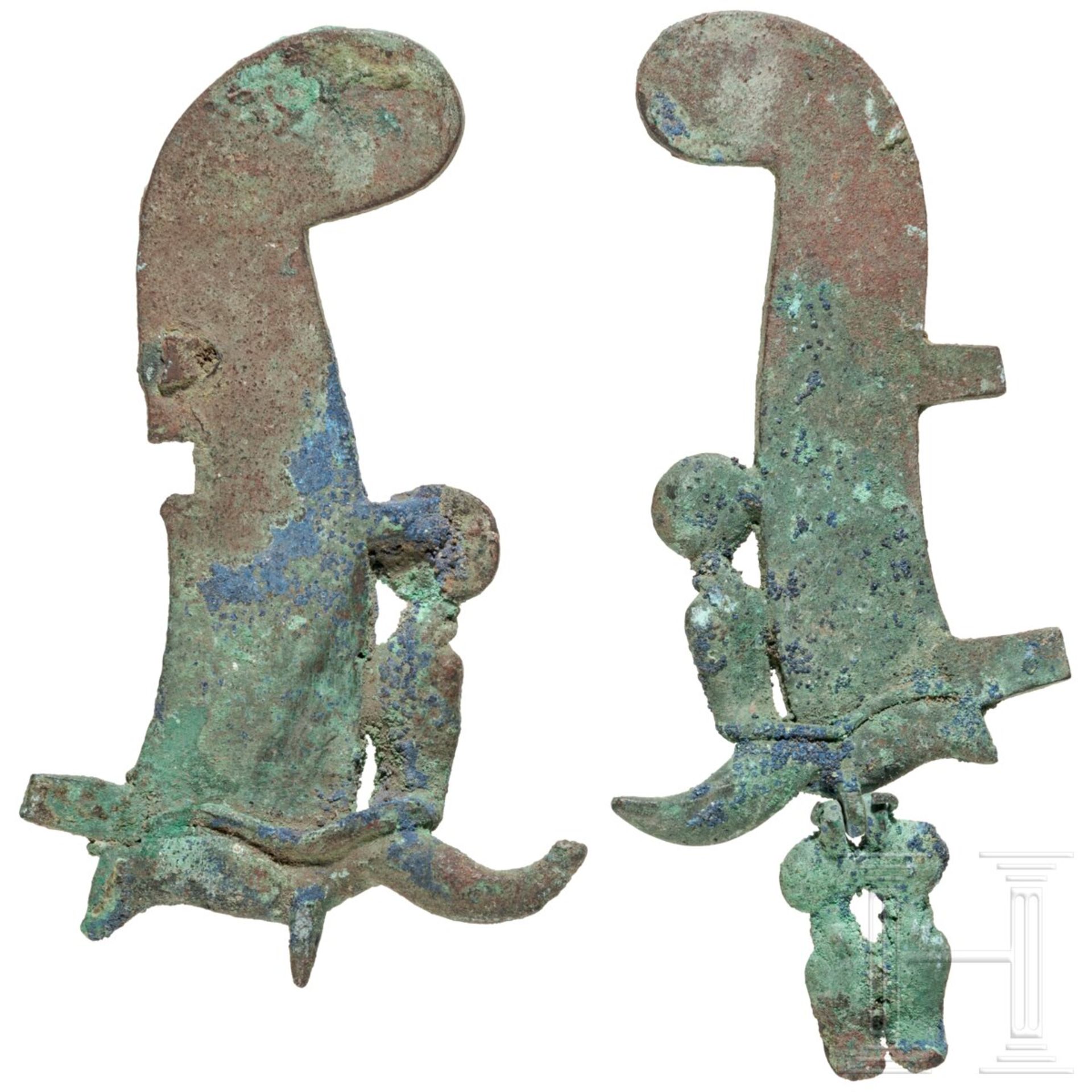 Zwei Hälften von Federkronen mit Uräusschlangen, Bronze, Ägypten, 2. - 1. Jtsd. v. Chr.  - Bild 2 aus 4