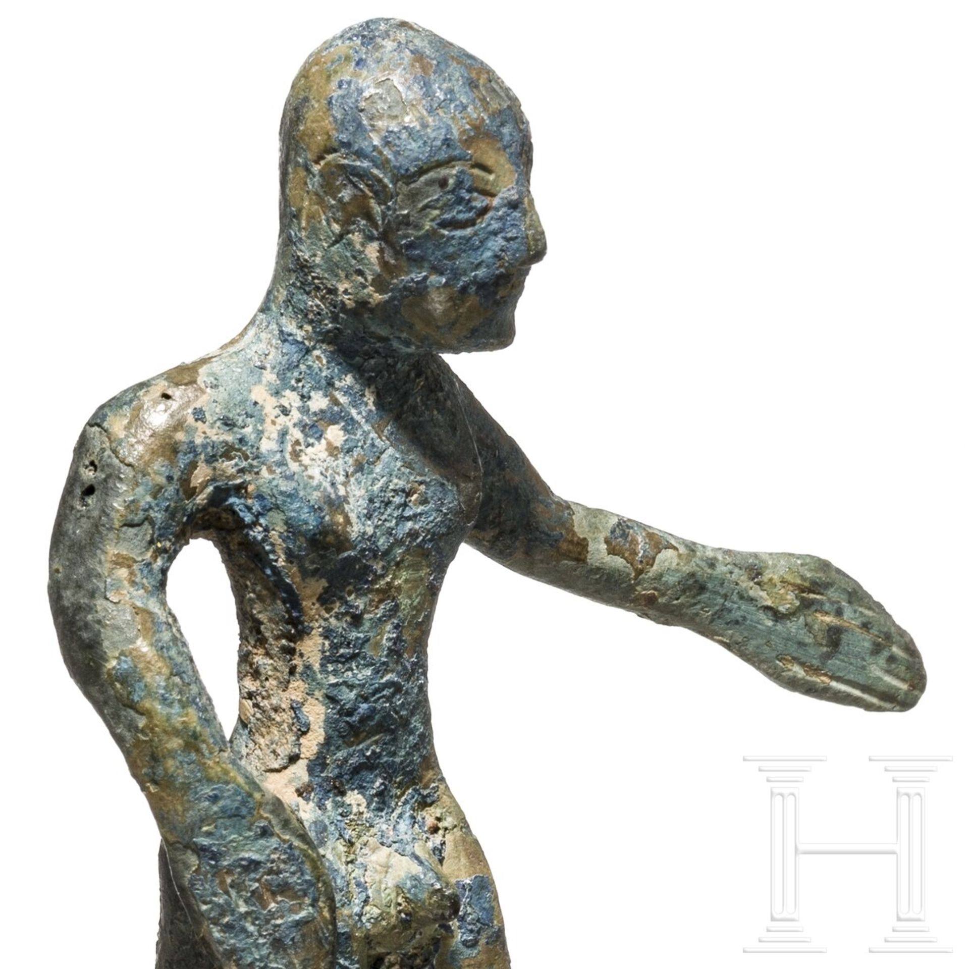 Bronzene Votivstatuette eines schreitenden Mannes, etruskisch, 6. - 5. Jhdt. v. Chr. - Bild 4 aus 4