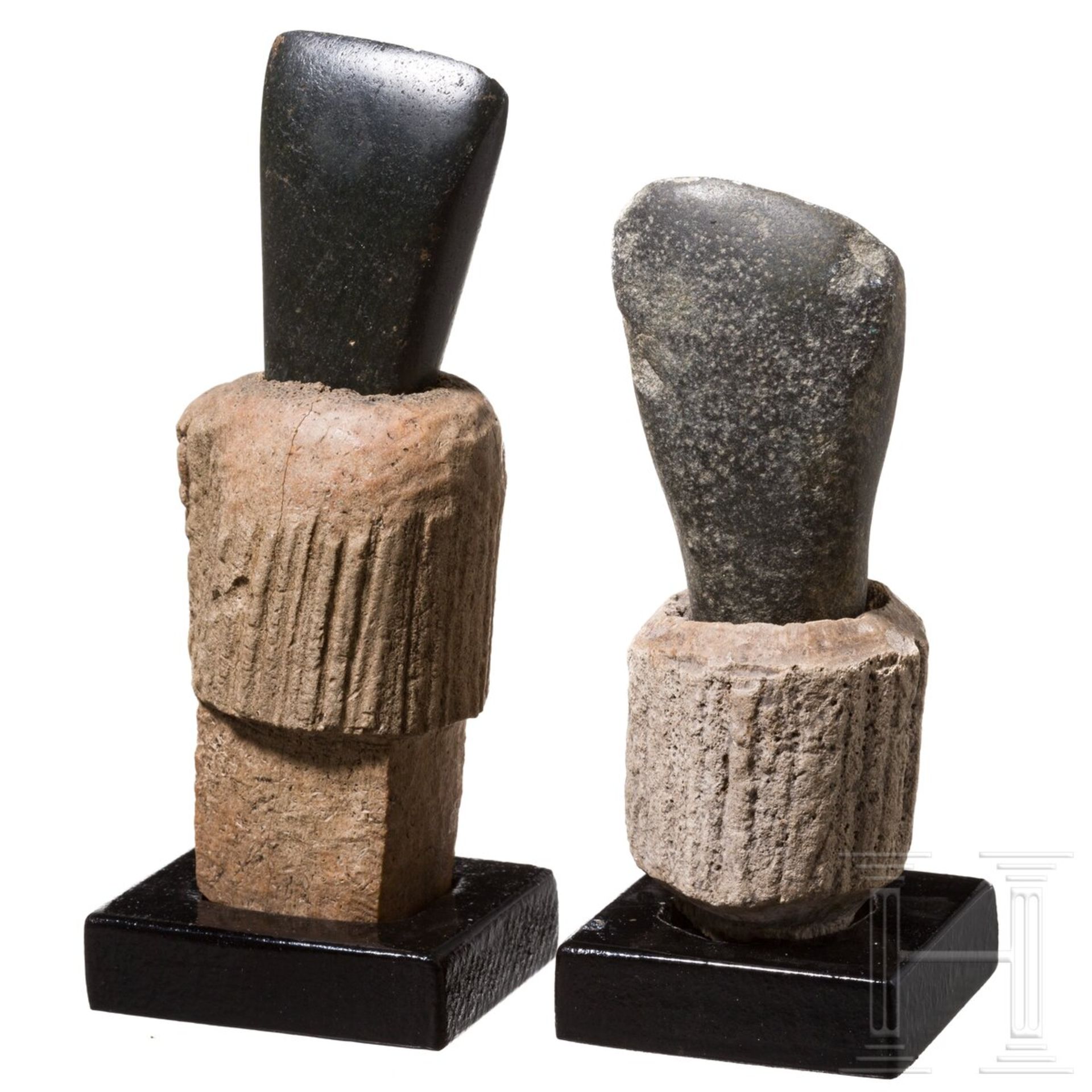 Zwei stumpfnackige Steinbeilklingen mit zugehörigem Geweihfutter, mittlere Jungsteinzeit Mitteleurop