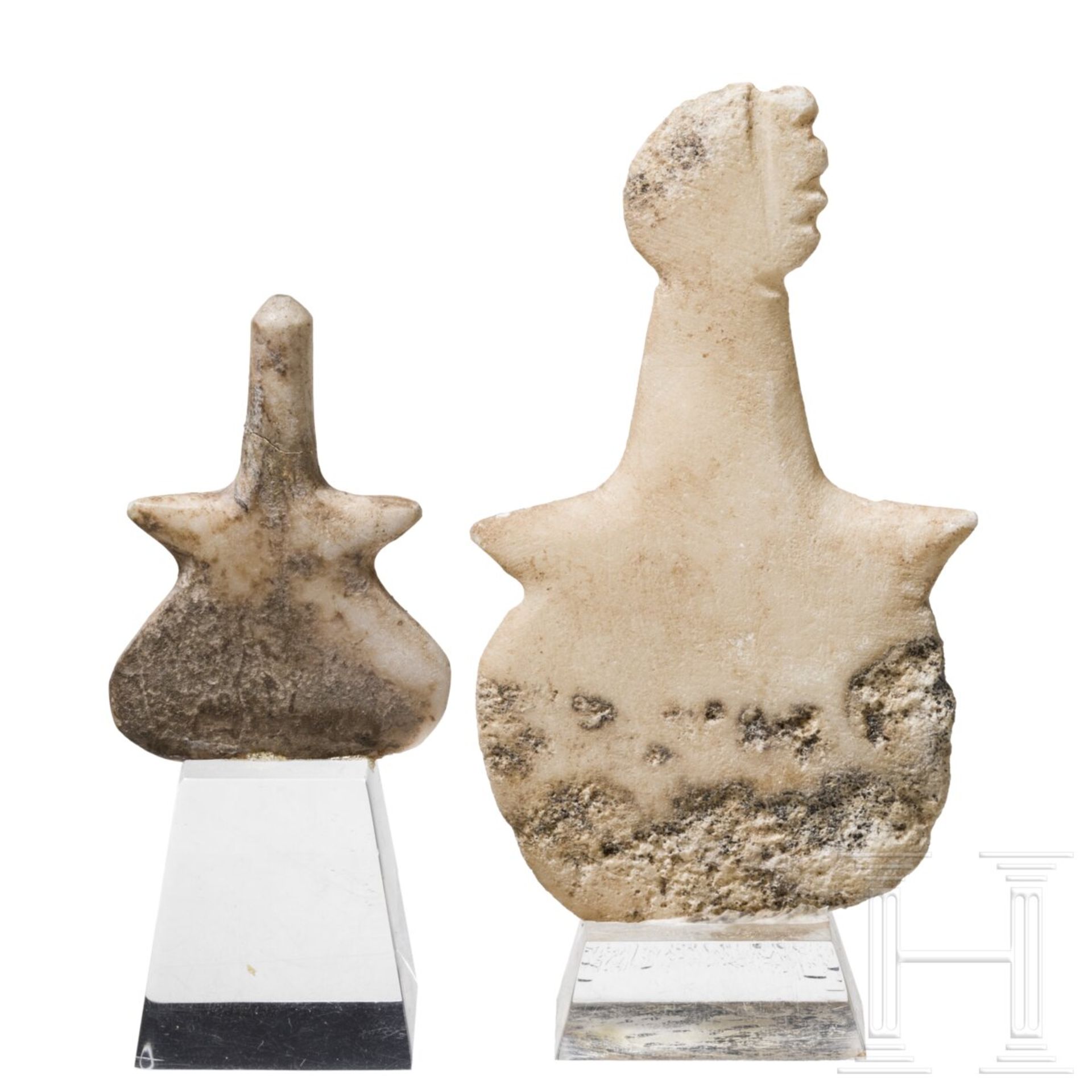 Zwei Marmoridole vom Typ Beycesultan und Kusura-Beycesultan, Anatolien, ca. 2700 - 2100 v. Chr.