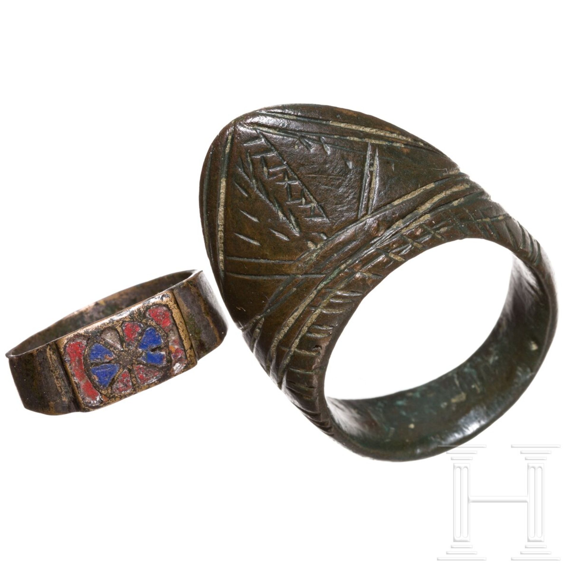 Ring mit Emailleverzierung auf der Ringplatte, romanisch, 11. - 12. Jhdt., sowie Bogenschützenring m