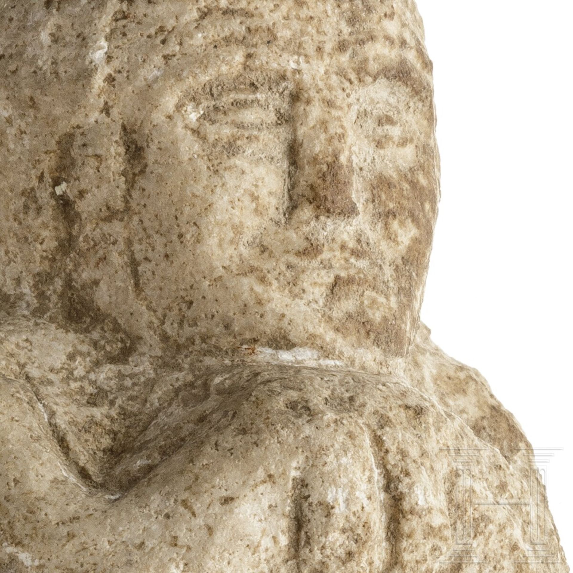 Ausdrucksstarkes Kalksteinfragment eines Offerenten, Vorderasien, 1. Jtsd. v. Chr. - Image 3 of 3