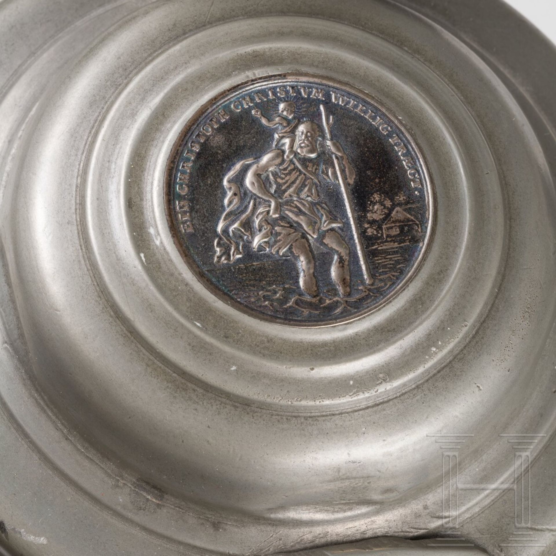 Taufkanne aus Zinn mit eingelegter Silbermedaille, deutsch, um 1760 - Image 3 of 5