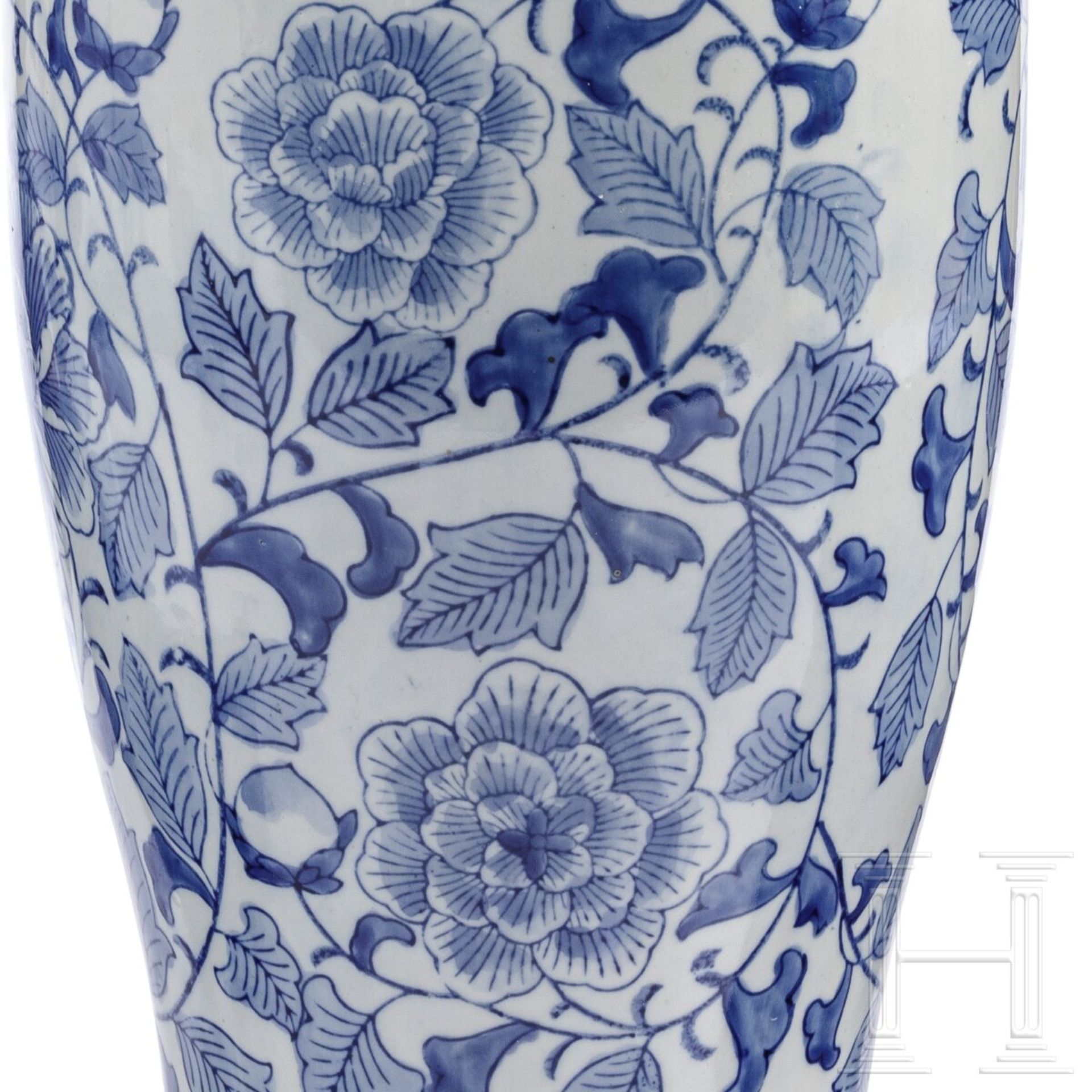 Bodenvase mit blau-weißer Unterglasurmalerei, China, 19. - 20. Jhdt. - Bild 4 aus 4