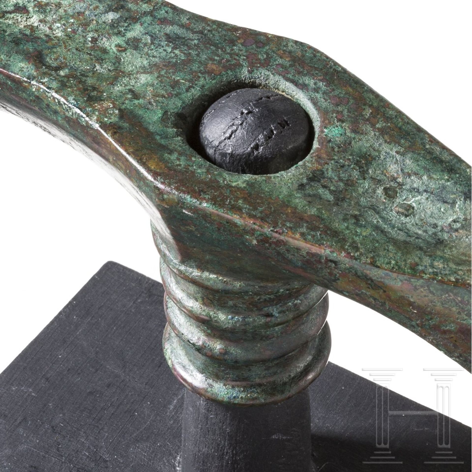 Kreuzschneidige Bronzeaxt mit geripptem Tüllenschaft, Luristan, Ende 2. Jtsd. v. Chr. - Bild 4 aus 4