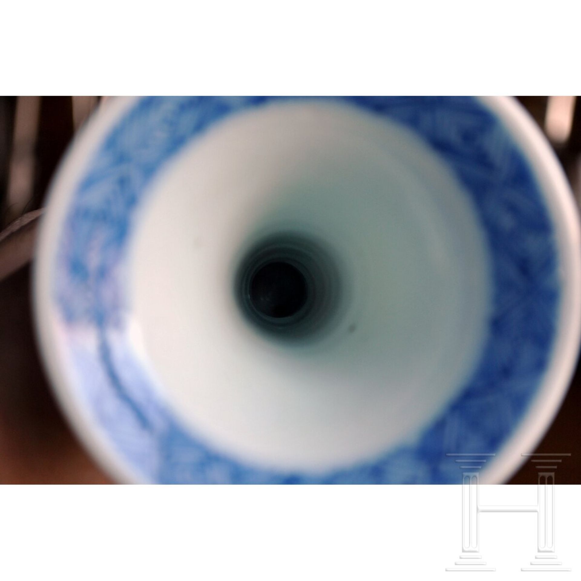 Kleine blau-weiße Gu-Vase und Deckelgefäß, wohl Kangxi-Periode - Image 13 of 20