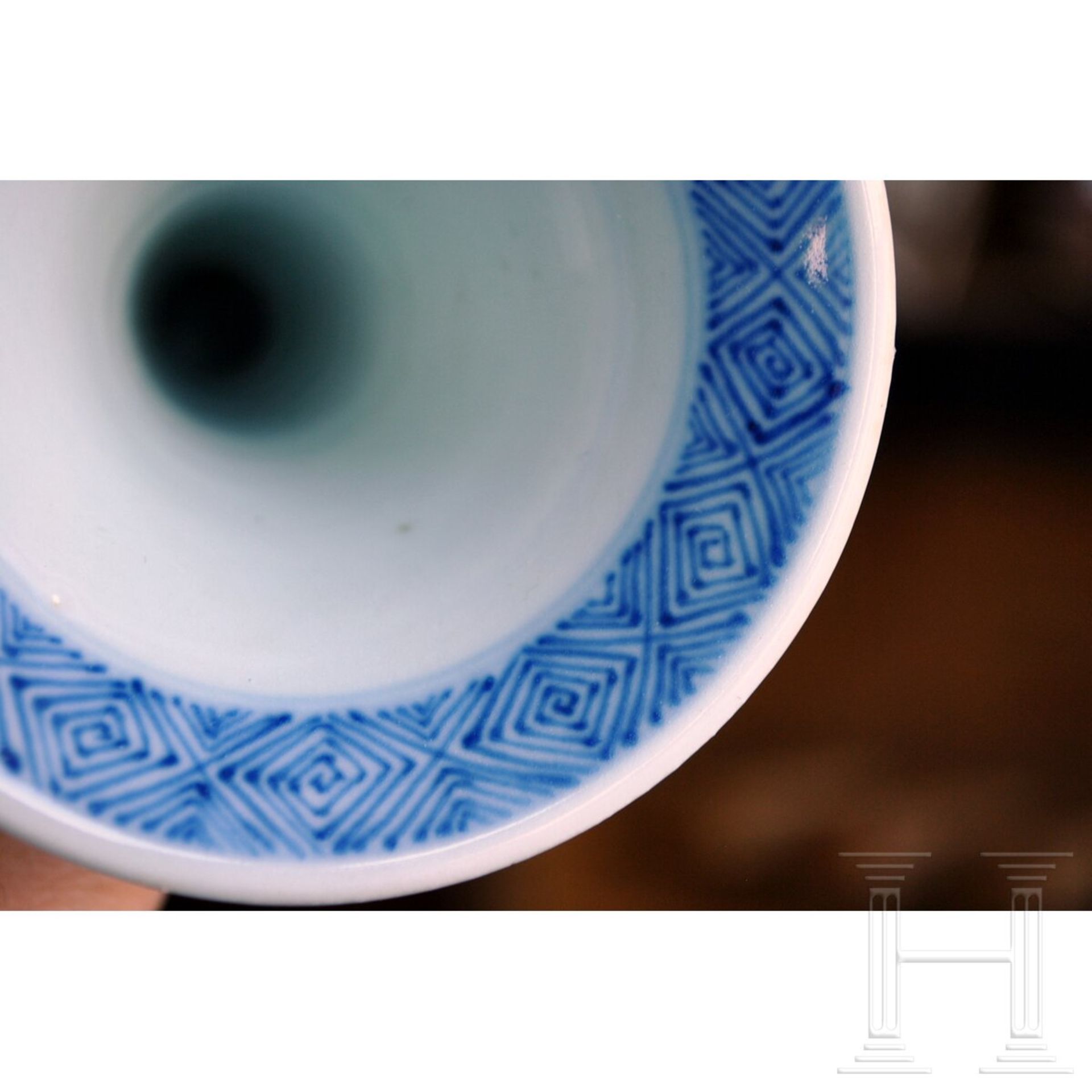 Kleine blau-weiße Gu-Vase und Deckelgefäß, wohl Kangxi-Periode - Image 8 of 20