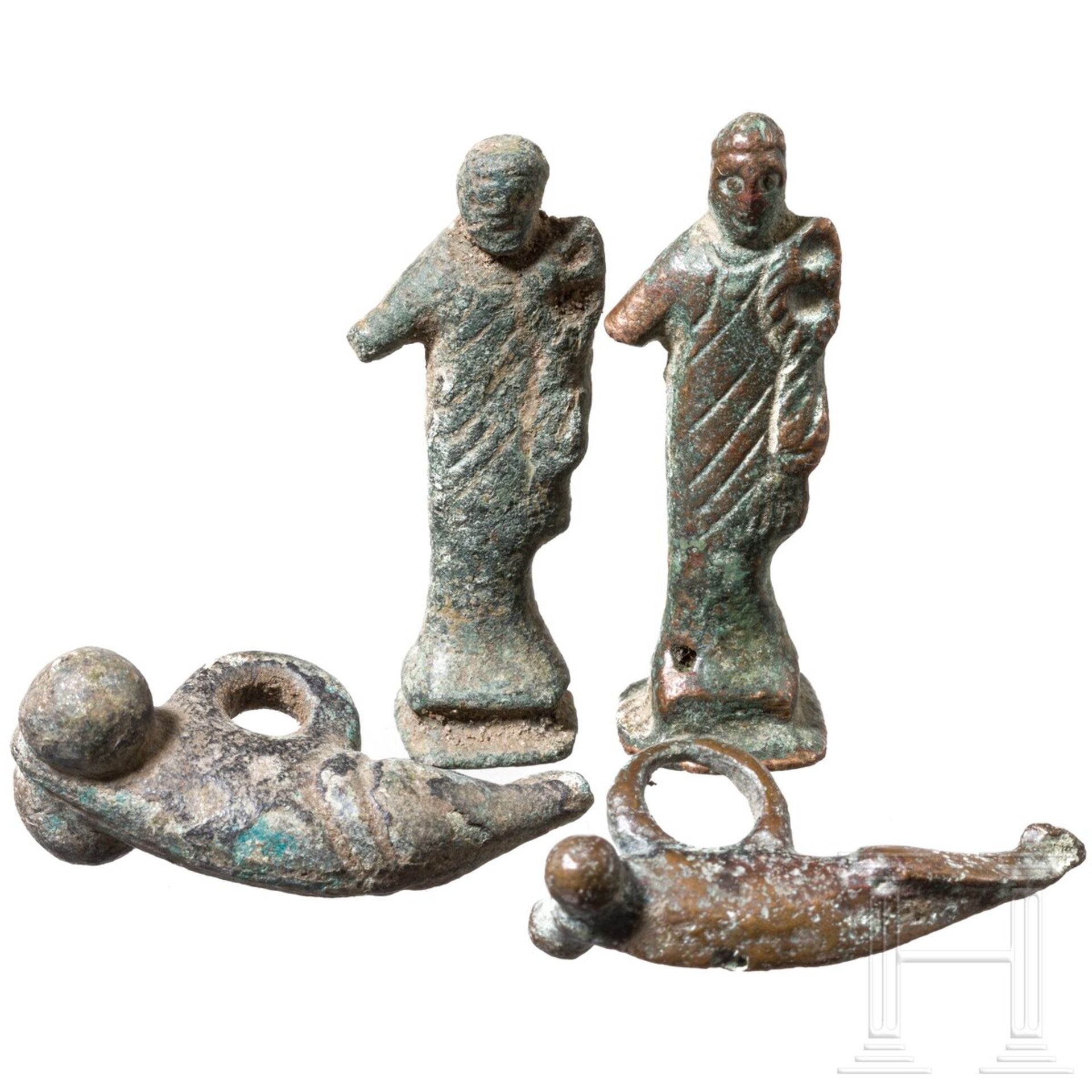 Zwei Miniaturstatuetten des Merkur und zwei Phallusanhänger, römisch, 2. - 3. Jhdt.