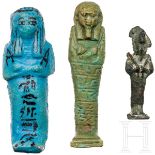Zwei Uschebtis aus Fayence sowie bronzene Osirisstatuette, altägyptisch, Spätzeit, mittleres Drittel