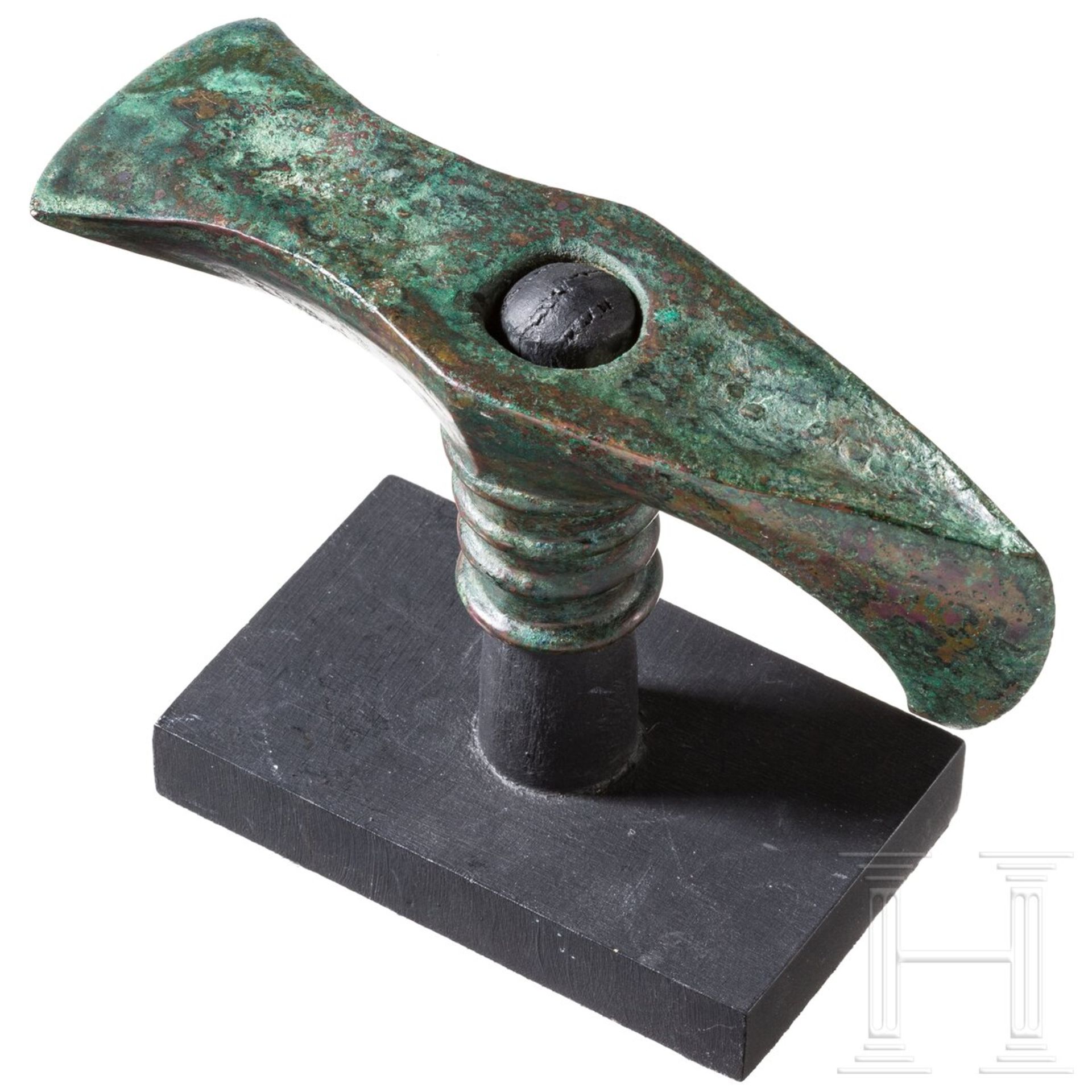 Kreuzschneidige Bronzeaxt mit geripptem Tüllenschaft, Luristan, Ende 2. Jtsd. v. Chr. - Image 2 of 4